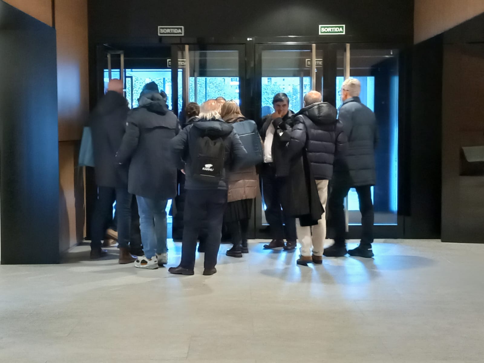 Advocats i processats sortint de l'edifici judicial en acabar-se la darrera jornada de la vista, aquesta tarda.