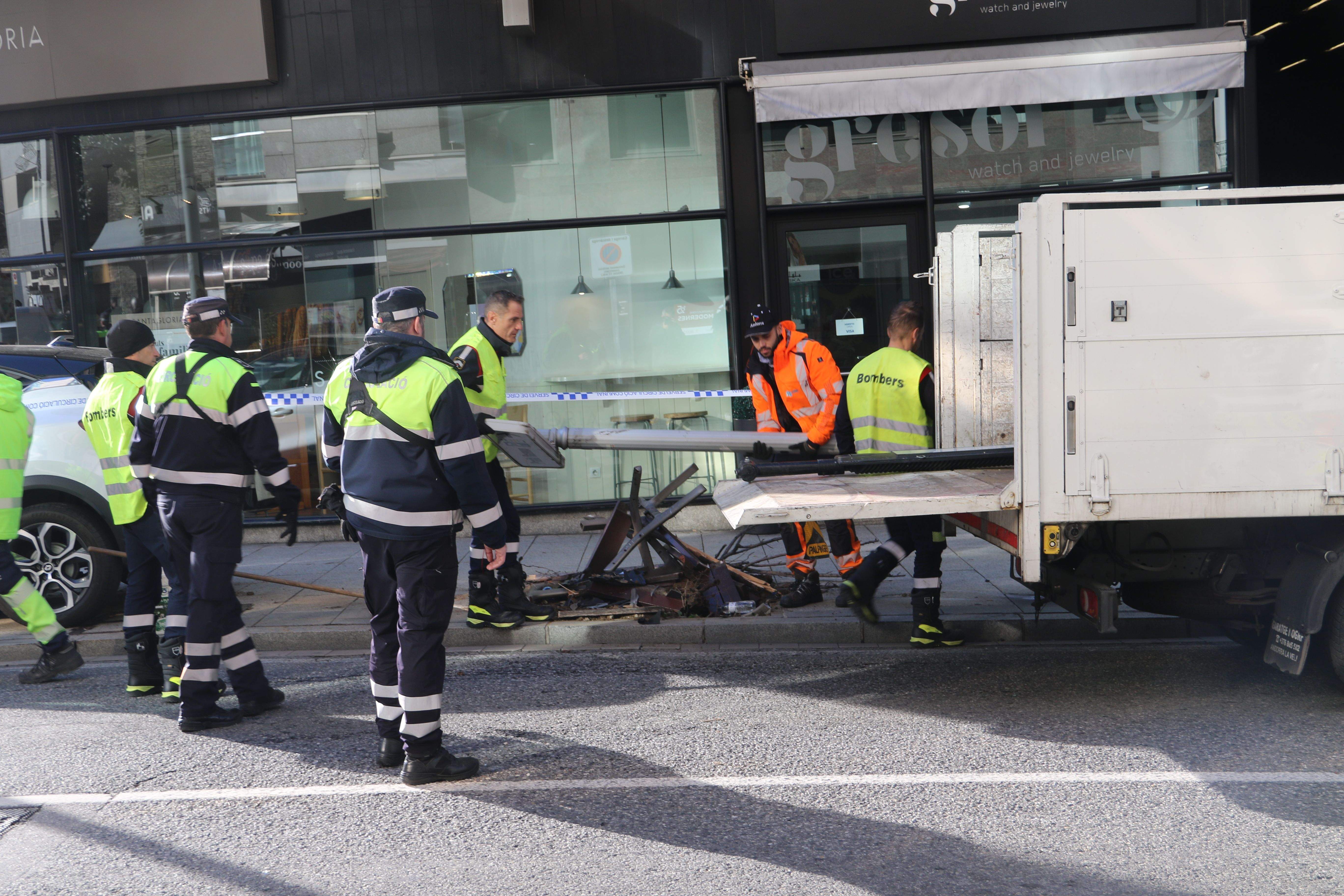 Retirant el mobiliari urbà afectat pel xoc. Retirant el mobiliari urbà afectat pel xoc.