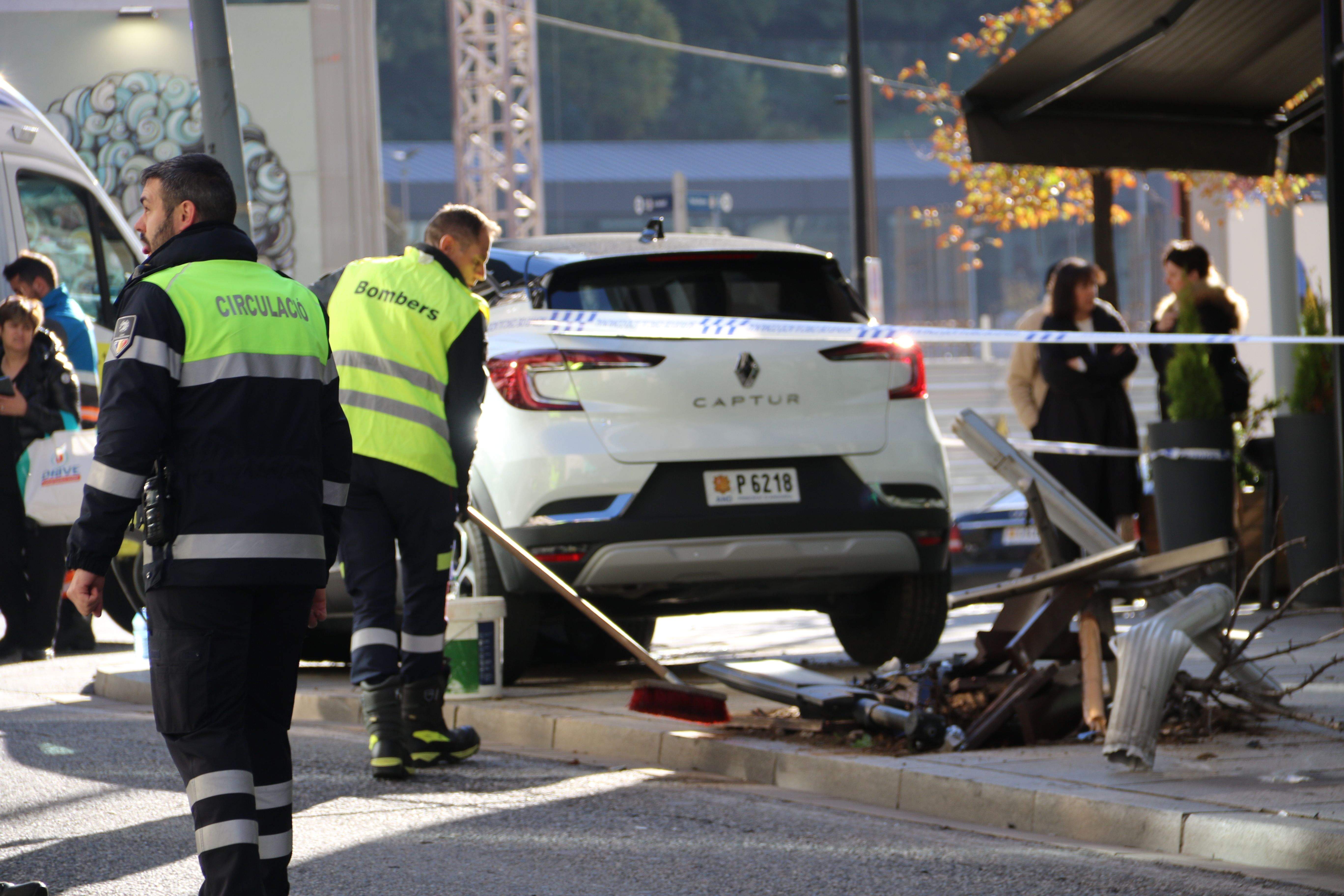 Els bombers netejant la voravia. Els bombers netejant la voravia.