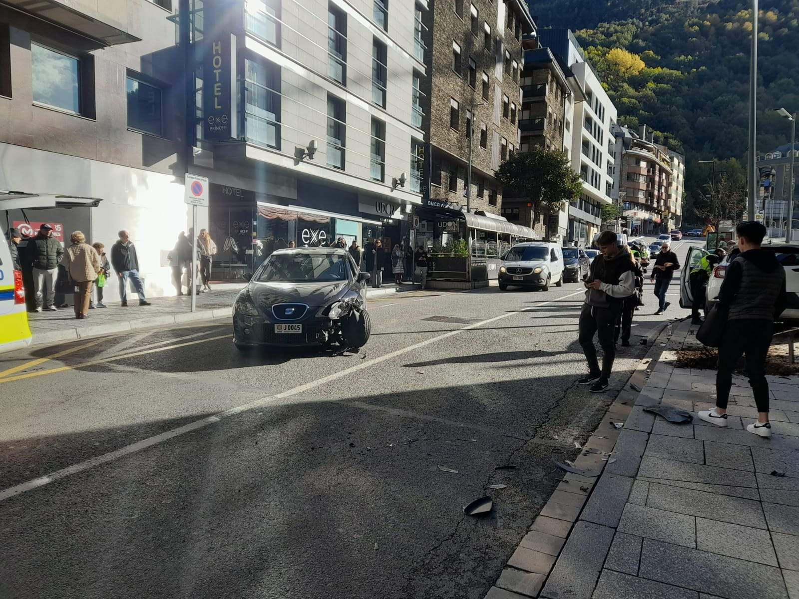 Un dels vehicles implicats encara enmig del carrer. Un dels vehicles implicats encara enmig del carrer.