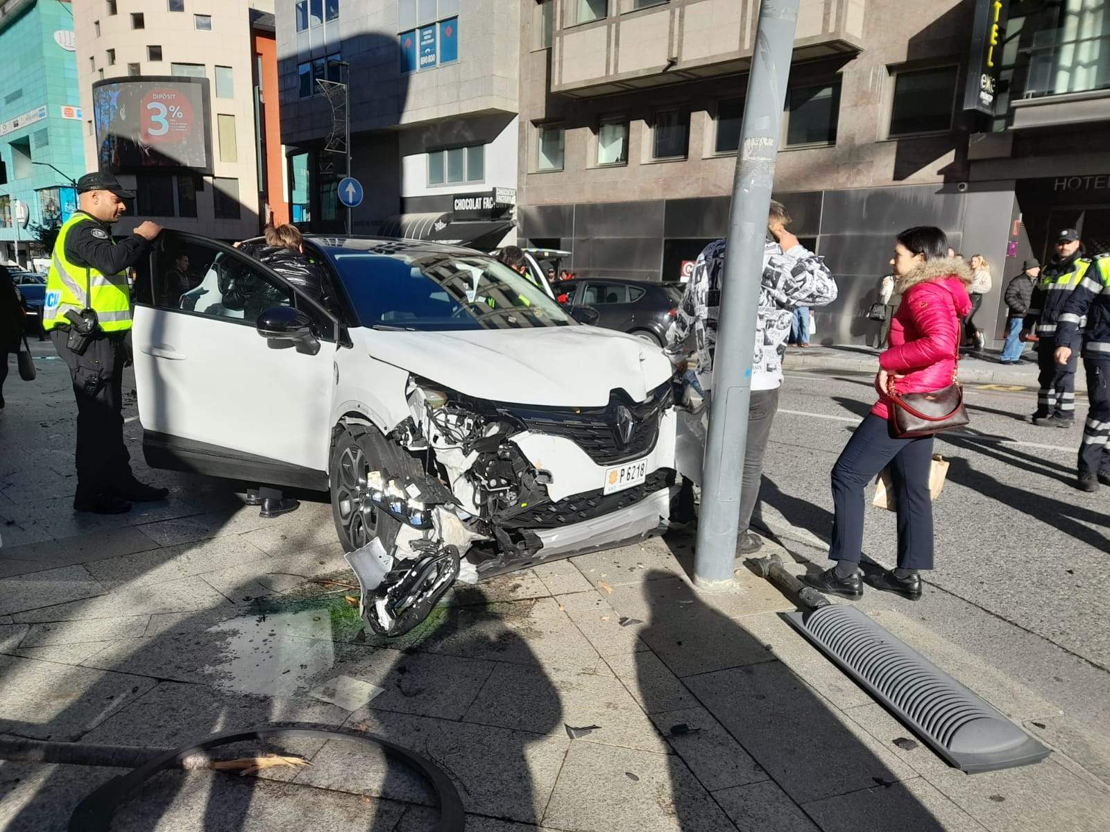 El Renault ha quedat força malmès. El Renault ha quedat força malmès.