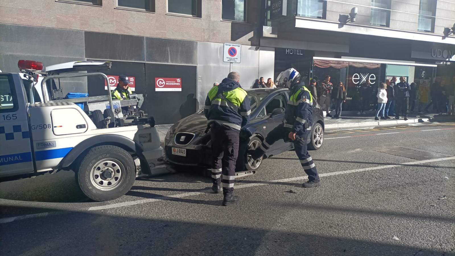 Agents de circulació mirant de retirar un dels vehicles implicats de la via. Agents de circulació mirant de retirar un dels vehicles implicats de la via.