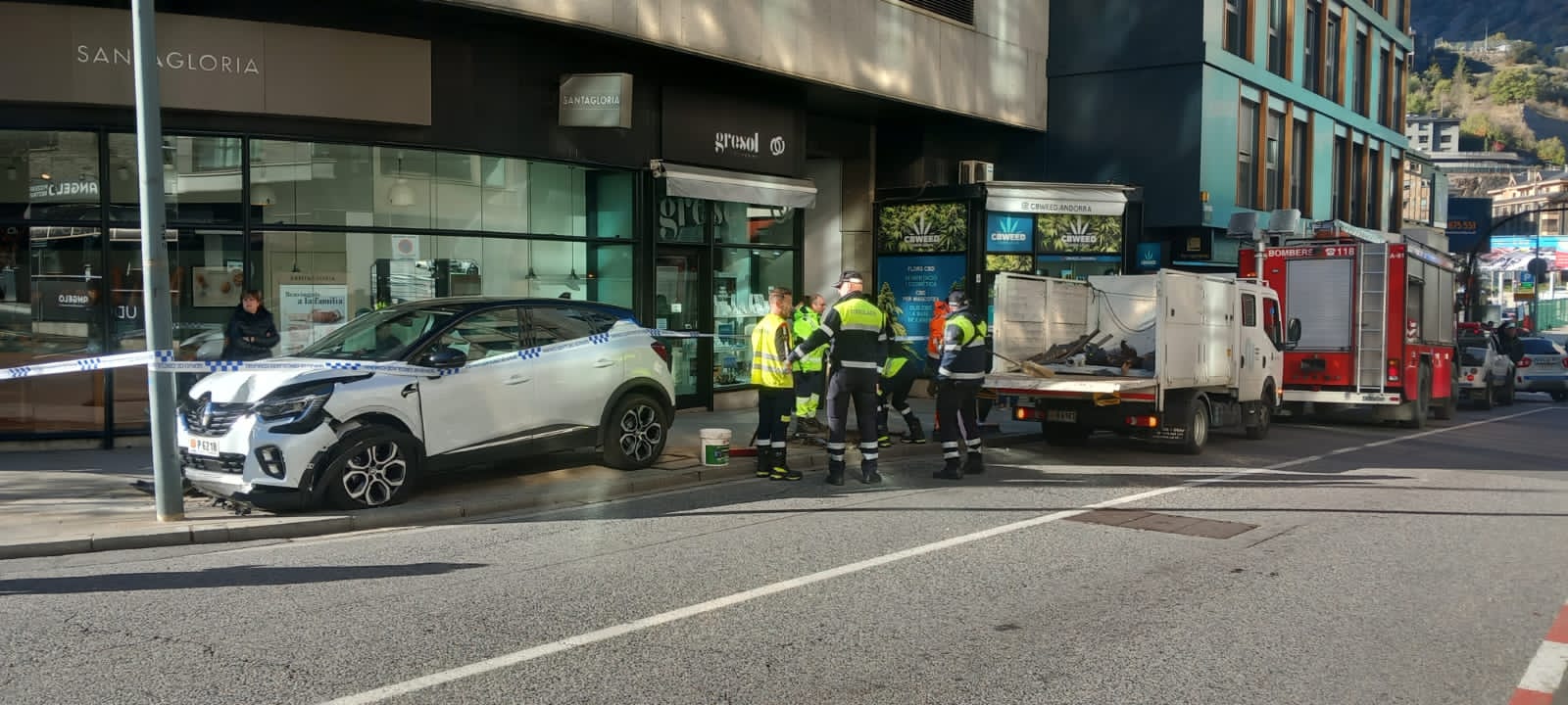 Retirant el mobiliari urbà afectat. Retirant el mobiliari urbà afectat.