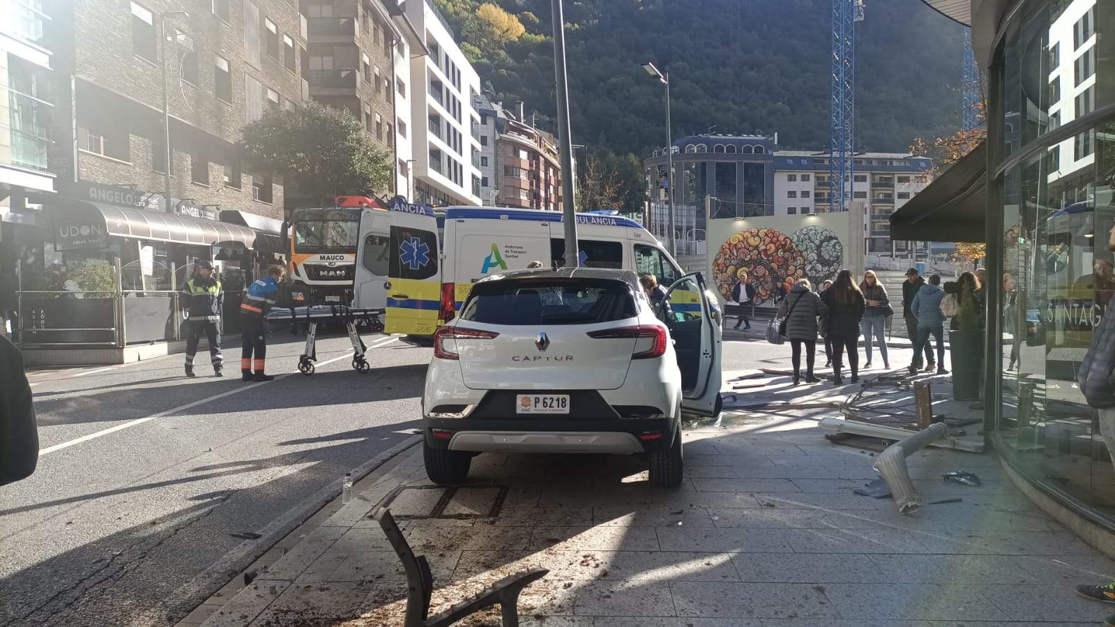 Un dels cotxes ha quedat damunt de la voravia. Un dels cotxes ha quedat damunt de la voravia.