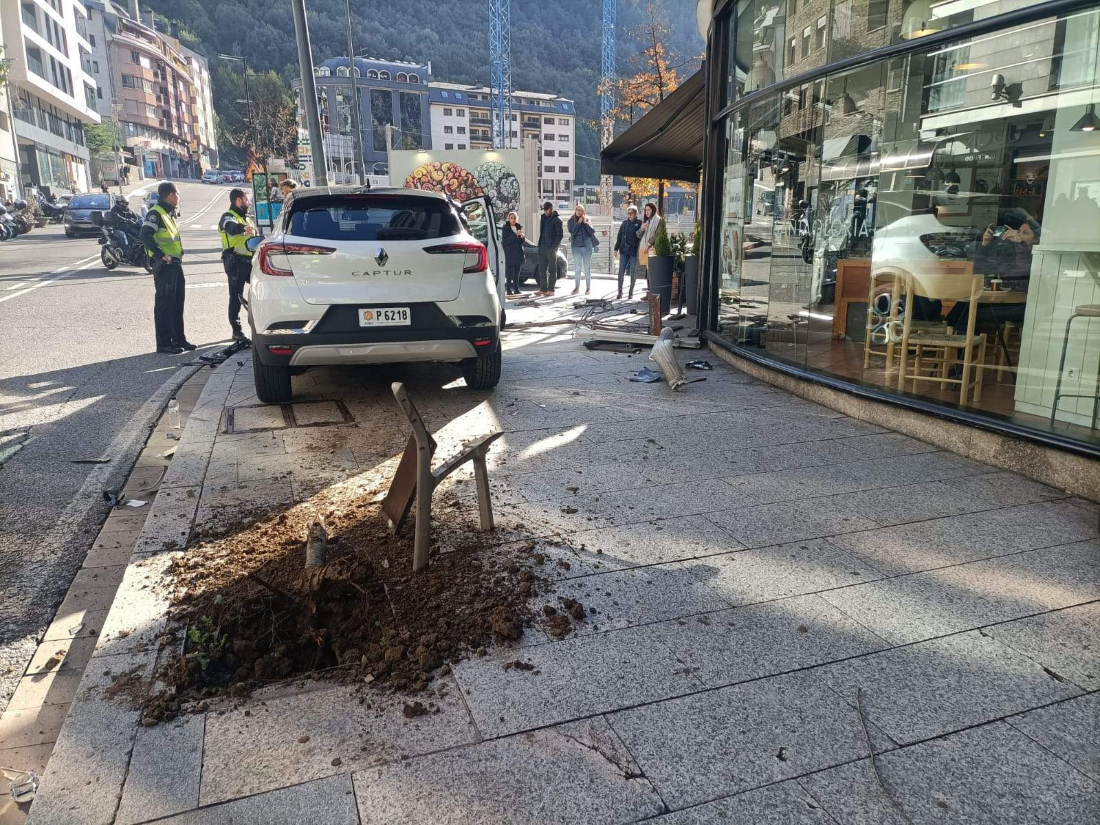 Un dels cotxes ha quedat damunt de la voravia. Un dels cotxes ha quedat damunt de la voravia.