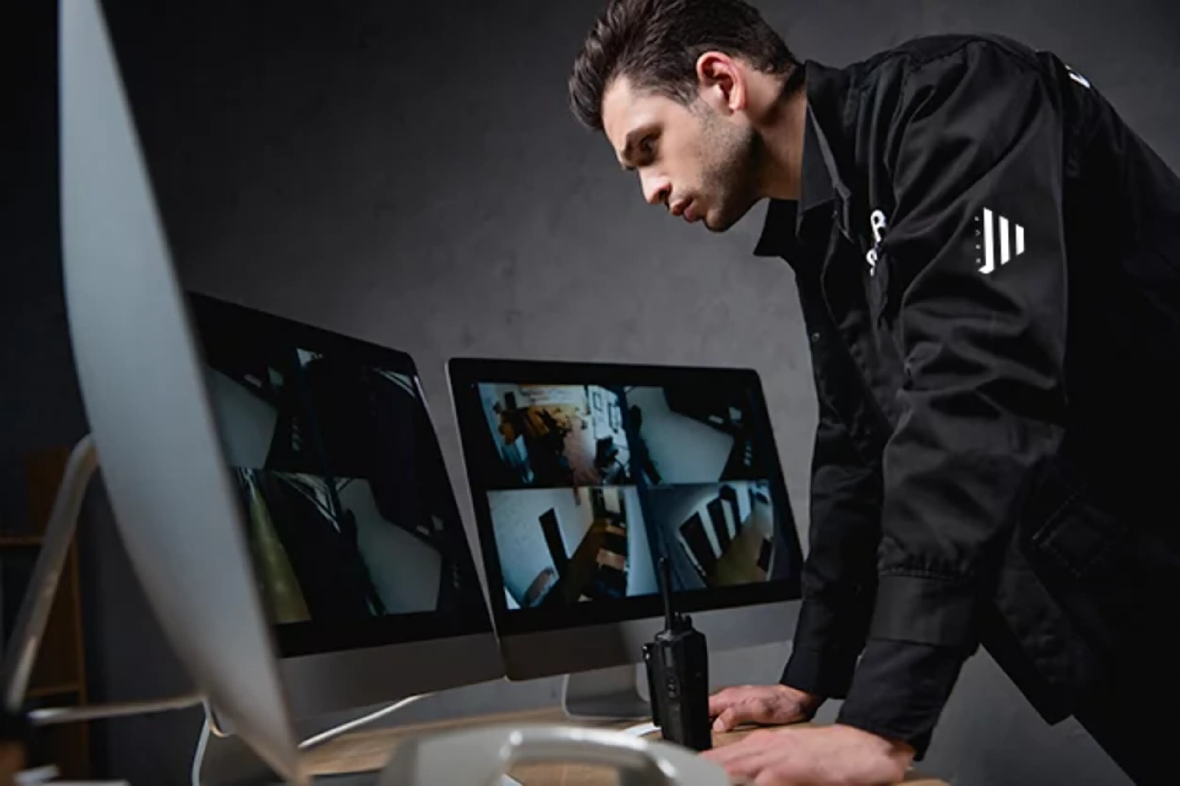 Controlen unes càmeres de seguretat.