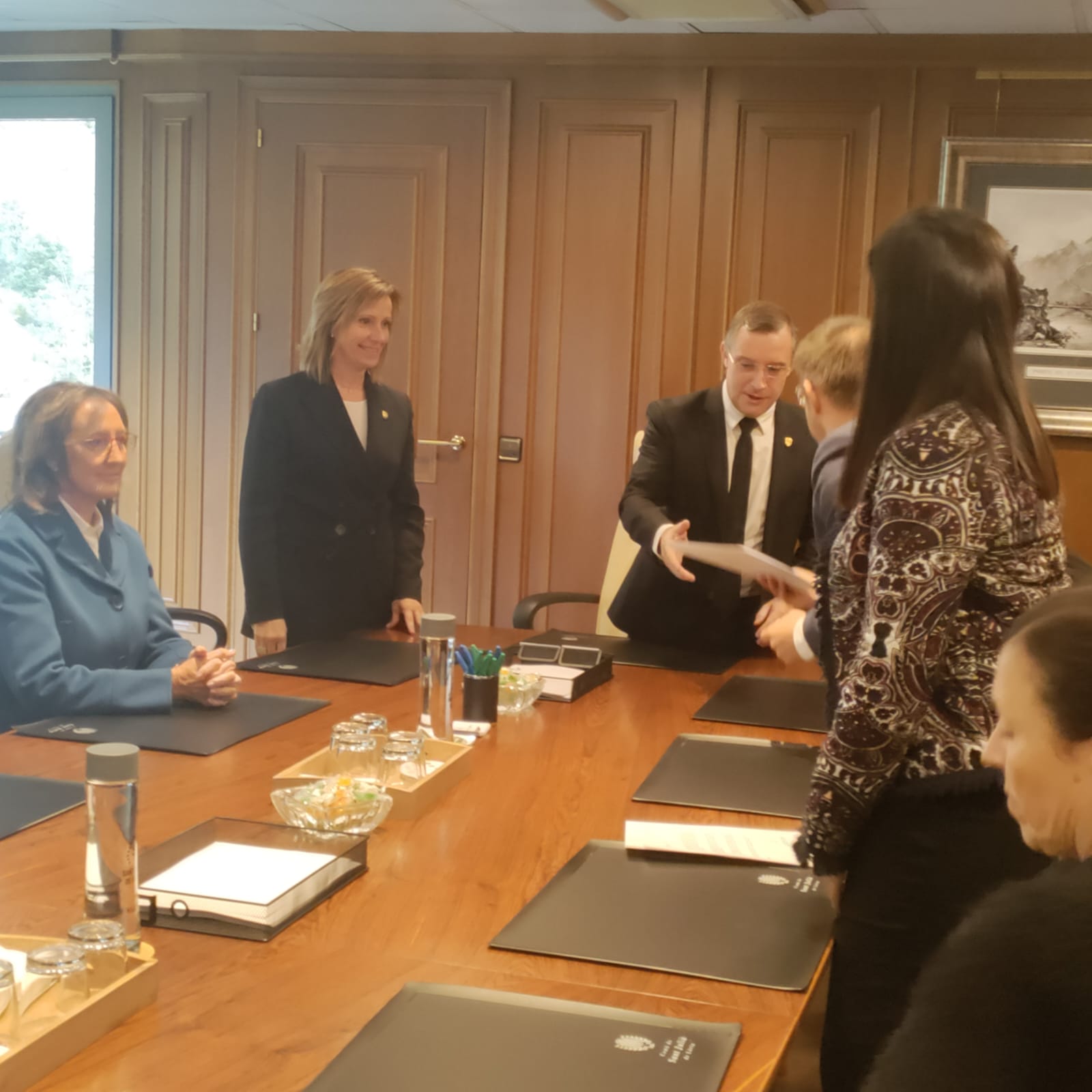 Josep Majoral rep la candidatura de mans de Josep Antoni León.