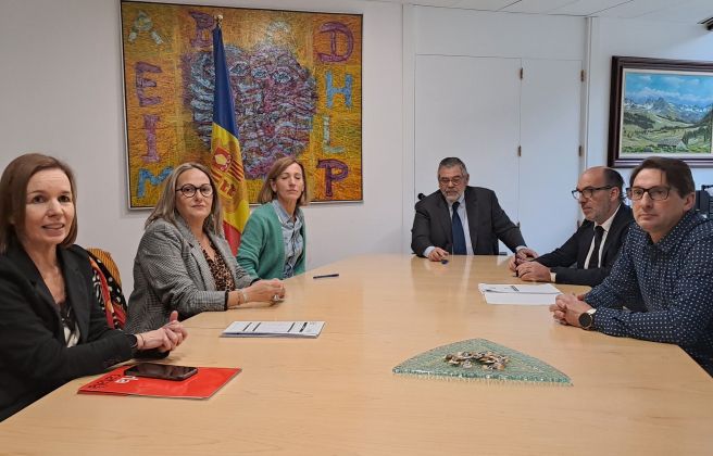 Rascagenres, rebent els presentadors socialdemòcrates, Sandra Cano i Núria Regàs.