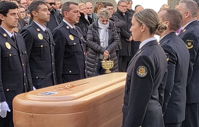 Un grup de policies a punt per retre homenatge a qui va ser director del cos.