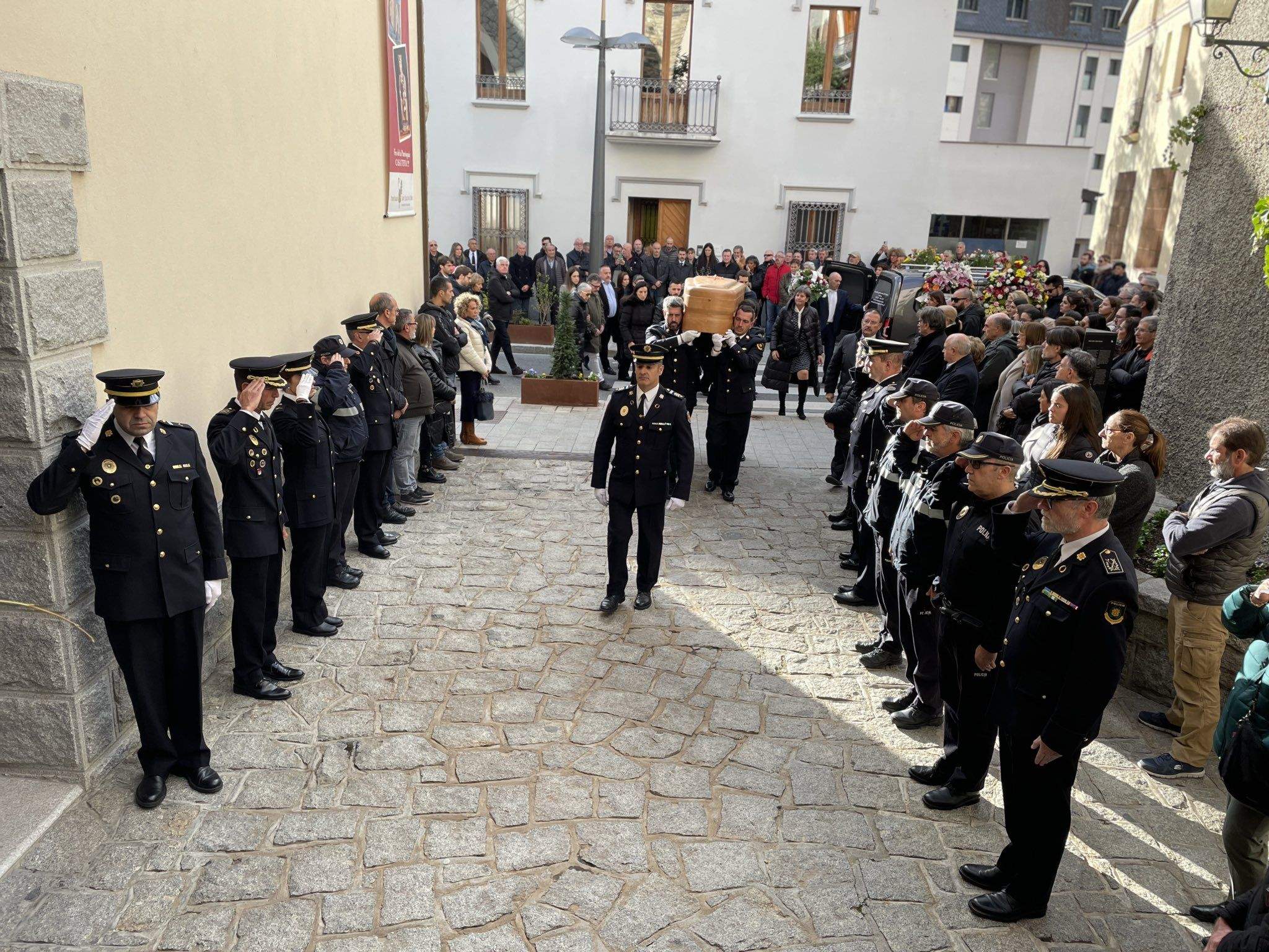 Entrada del fèretre de Lluís Betriu a l'església de Sant Julià.