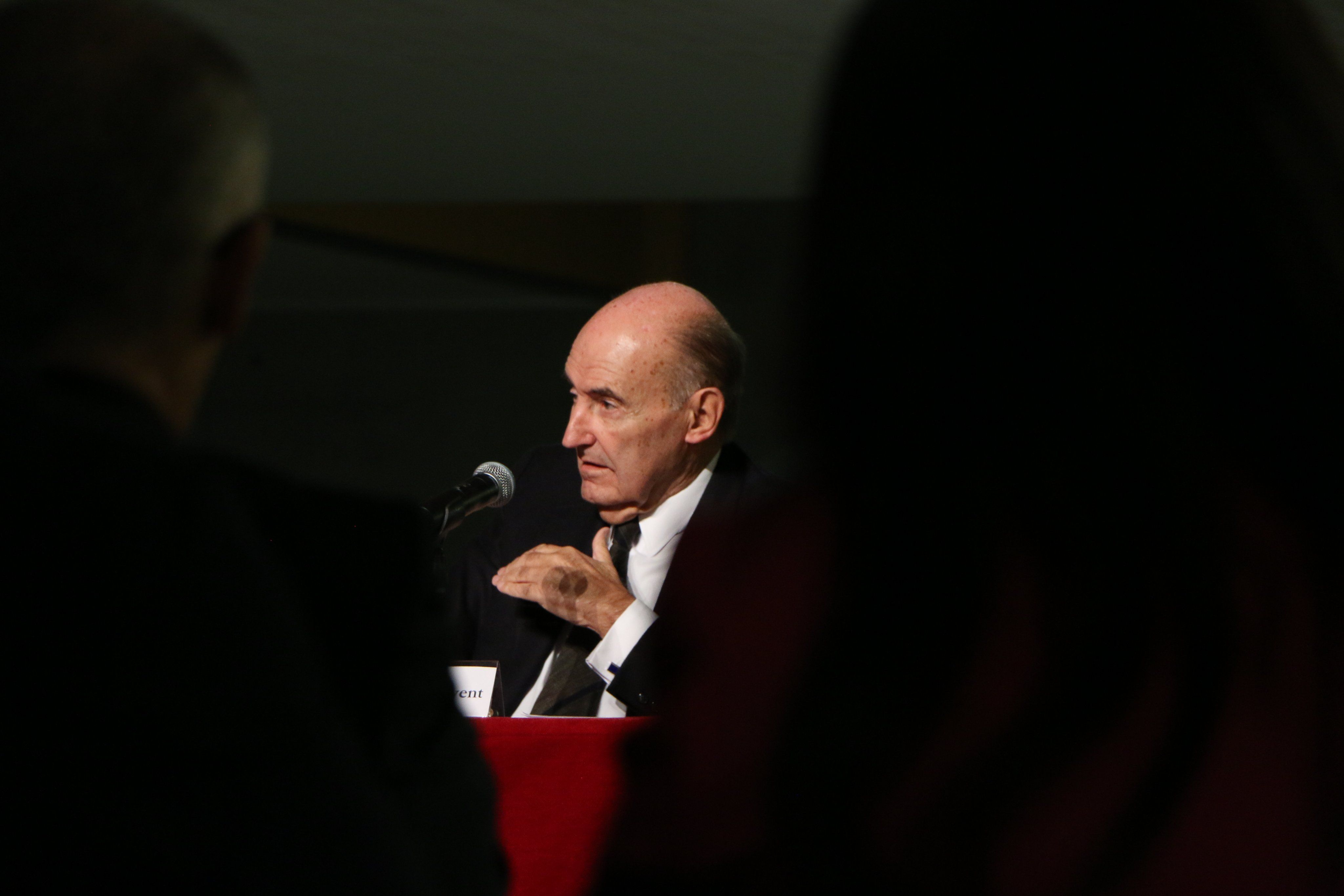 Miquel Roca i Junyent durant la conferència.