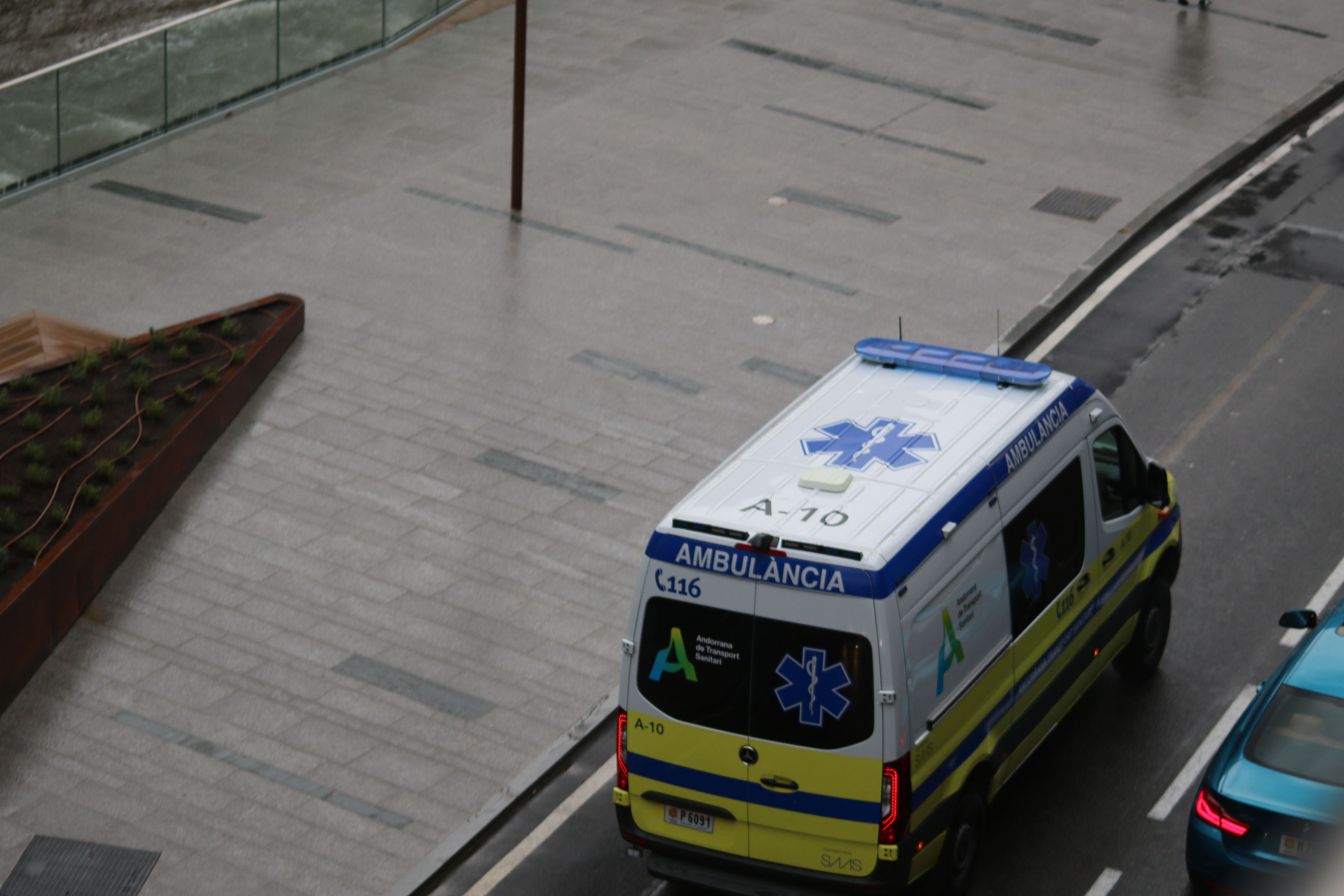 Una ambulància d'ATS dirigint-se cap a l'hospital. Una ambulància d'ATS dirigint-se cap a l'hospital.