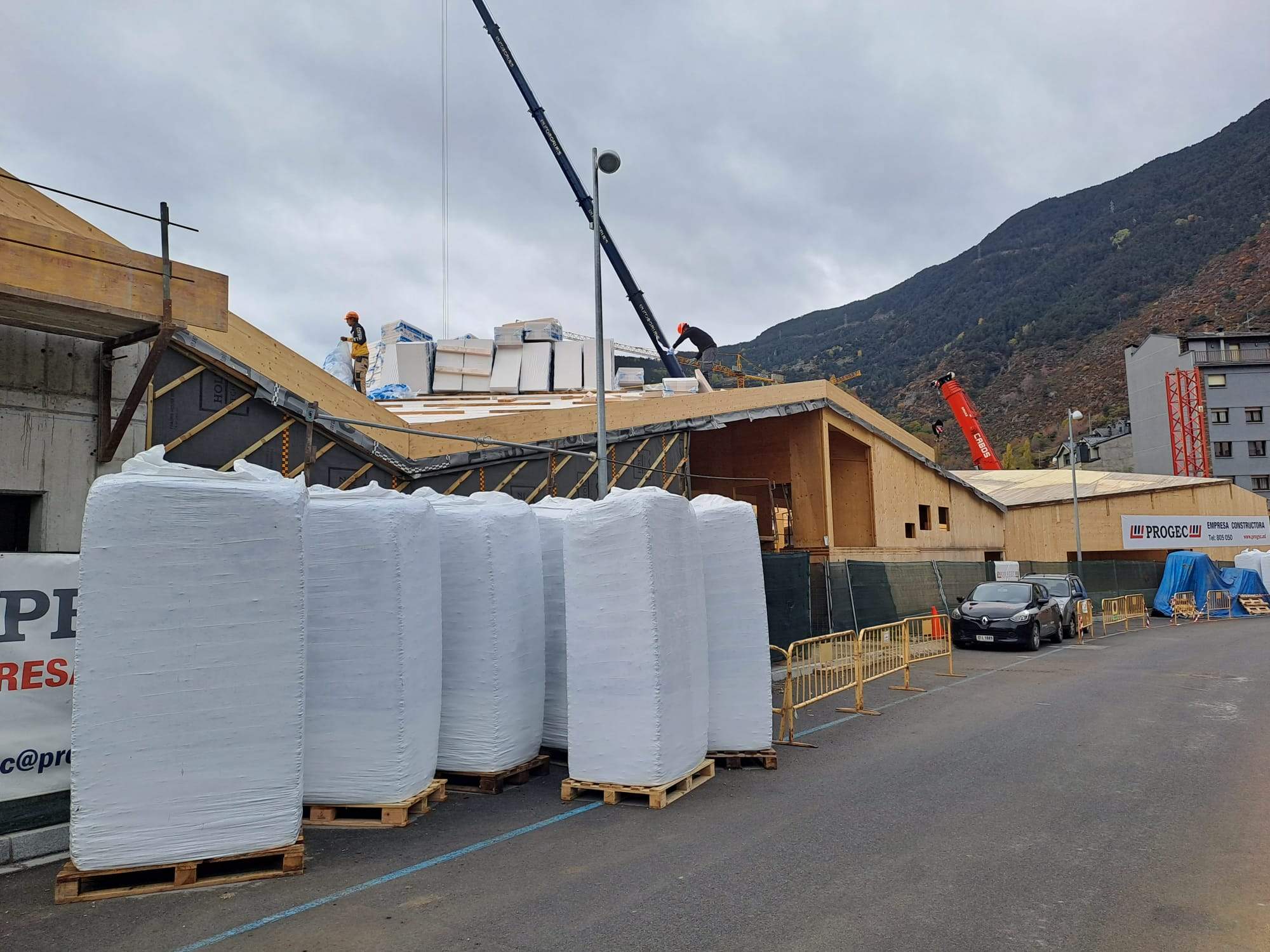 Obrers treballant aquest dissabte a la zona del nou Parc de l'Ossa. Obrers treballant aquest dissabte a la zona del nou Parc de l'Ossa.