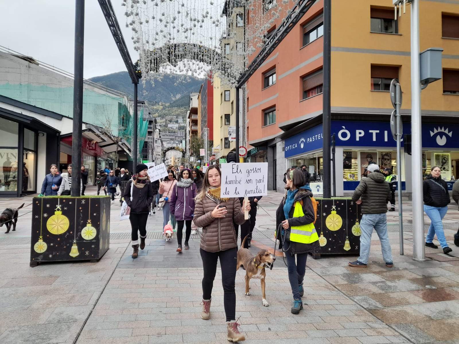 Els participants a la 'CANinada, a l'avinguda Carlemany.