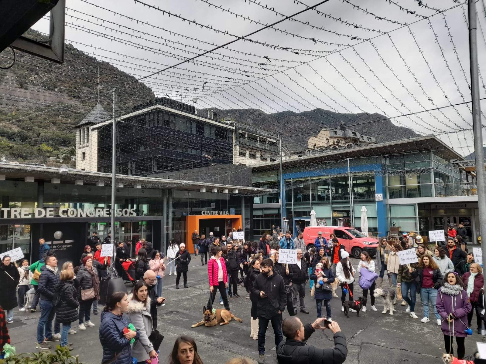 Els manifestants arriben a la plaça del Poble.