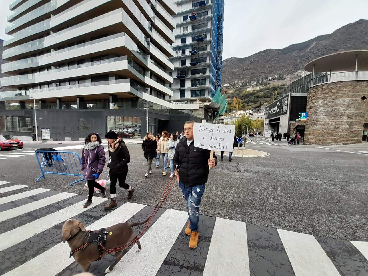 Un dels manifestants amb el seu gos.