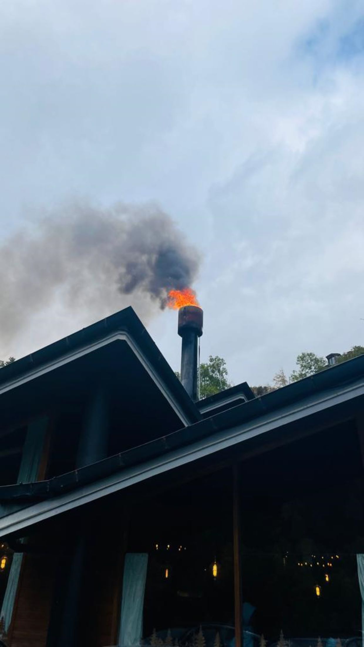 La xemeneia del restaurant que s'ha incendiat.