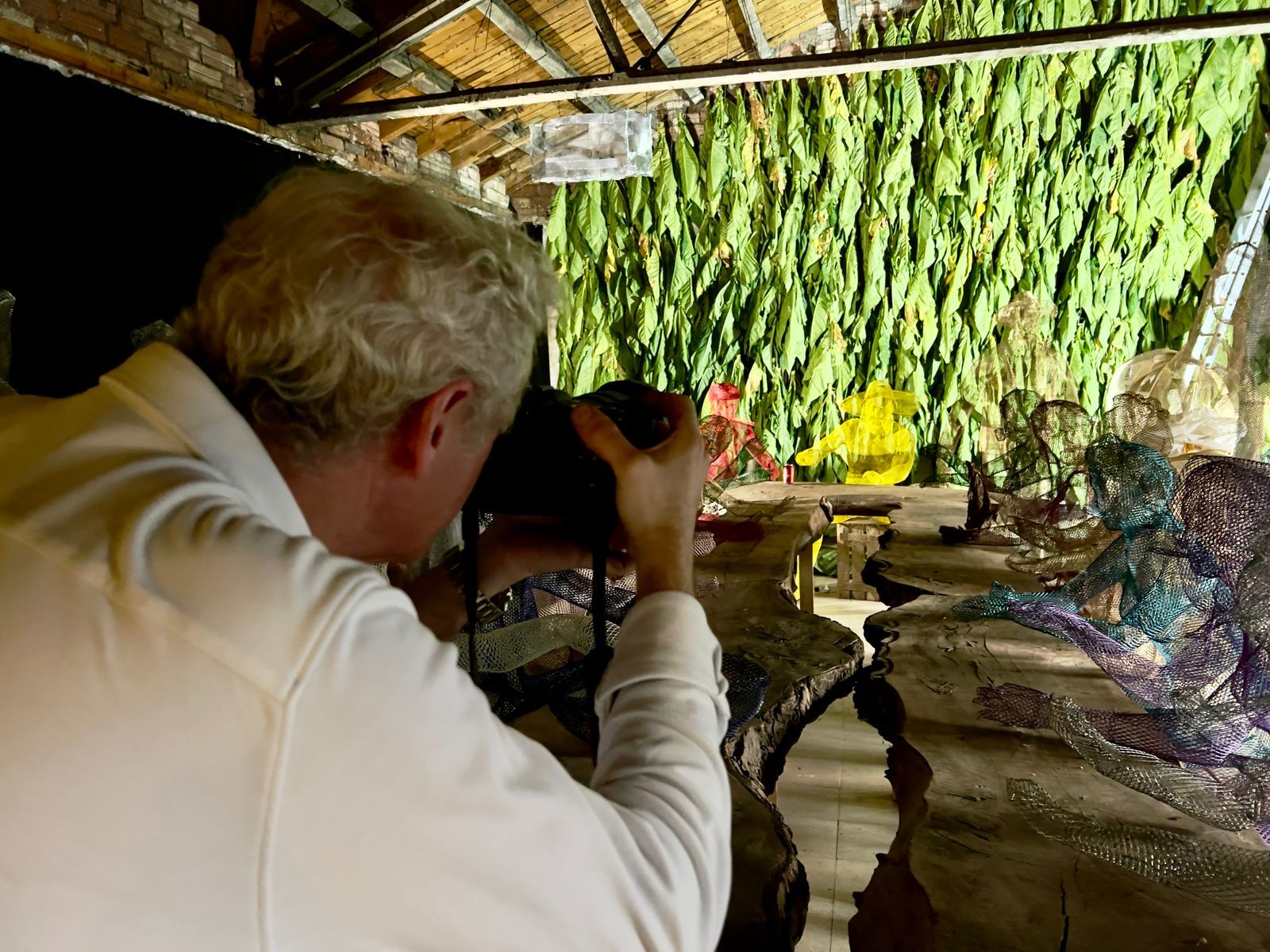 Toni Cruz fotografia part del muntatge del que acabaria sent l'obra 'Memòries'. Toni Cruz fotografia part del muntatge del que acabaria sent l'obra 'Memòries'.