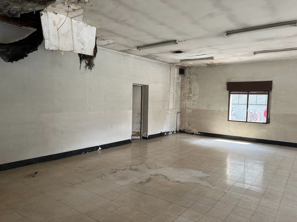 La sala de la CATSA abans d'adaptar-la i desmuntar el sostre per fer-hi el muntatge de 'Memòries'. La sala de la CATSA abans d'adaptar-la i desmuntar el sostre per fer-hi el muntatge de 'Memòries'.