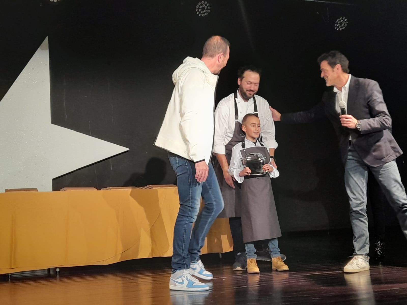 L'hostal Palanques recollint un dels premis. L'hostal Palanques recollint un dels premis.