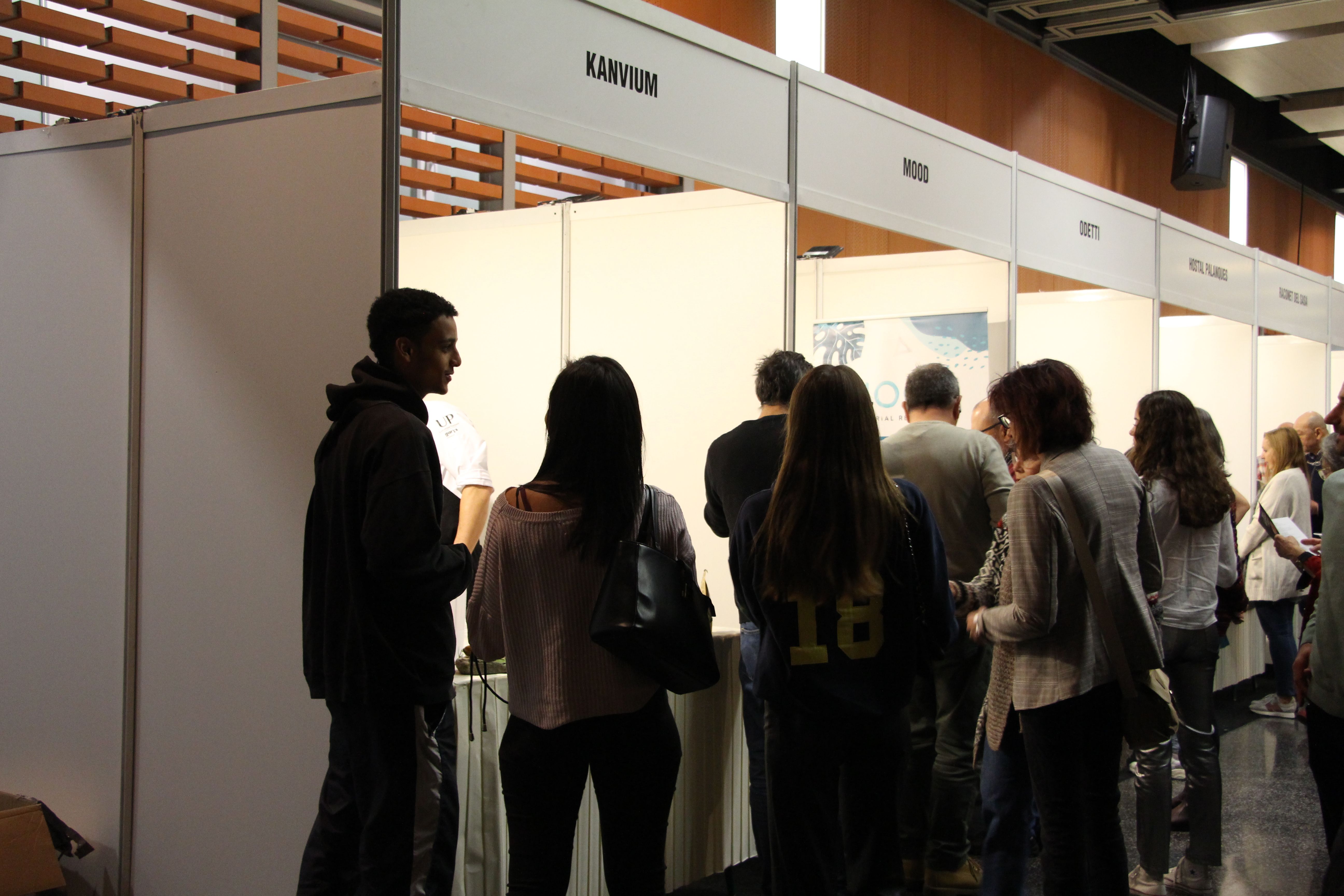 Els assistents fent cua esperant el seu plat. Els assistents fent cua esperant el seu plat.