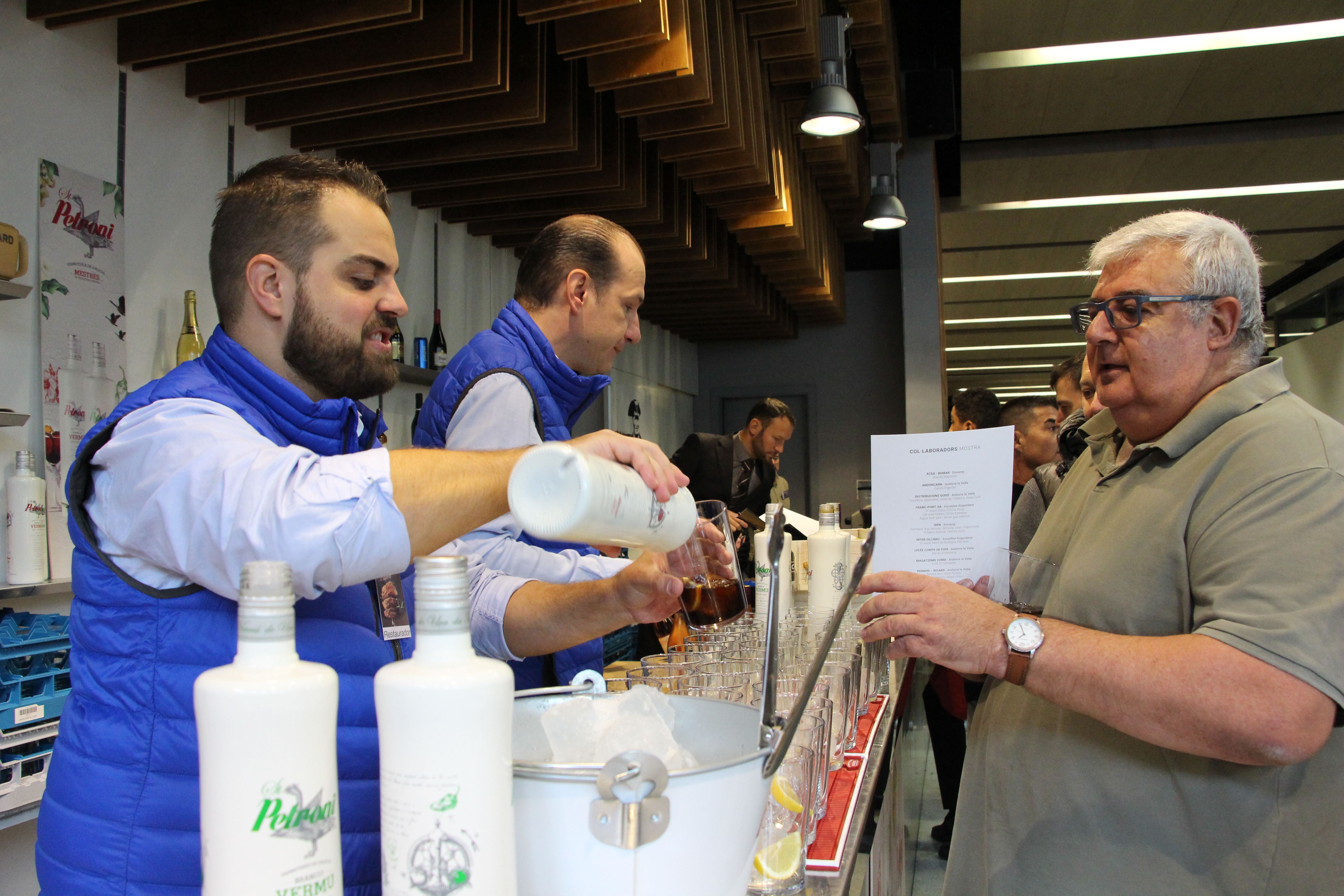 Els restaurants servint els seus plats. Els restaurants servint els seus plats.