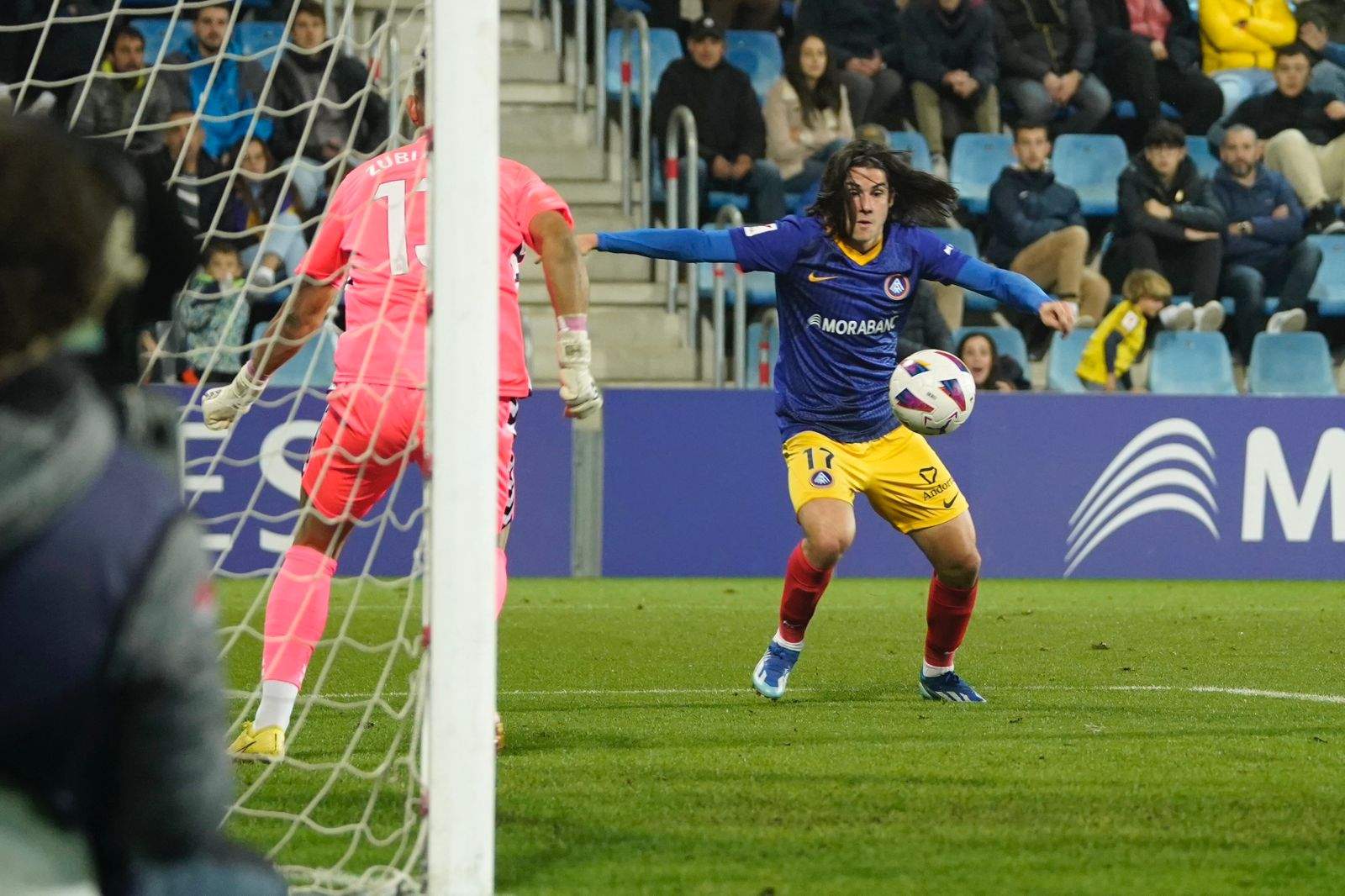 Álex Calvo es prepara per xutar. Álex Calvo es prepara per xutar.