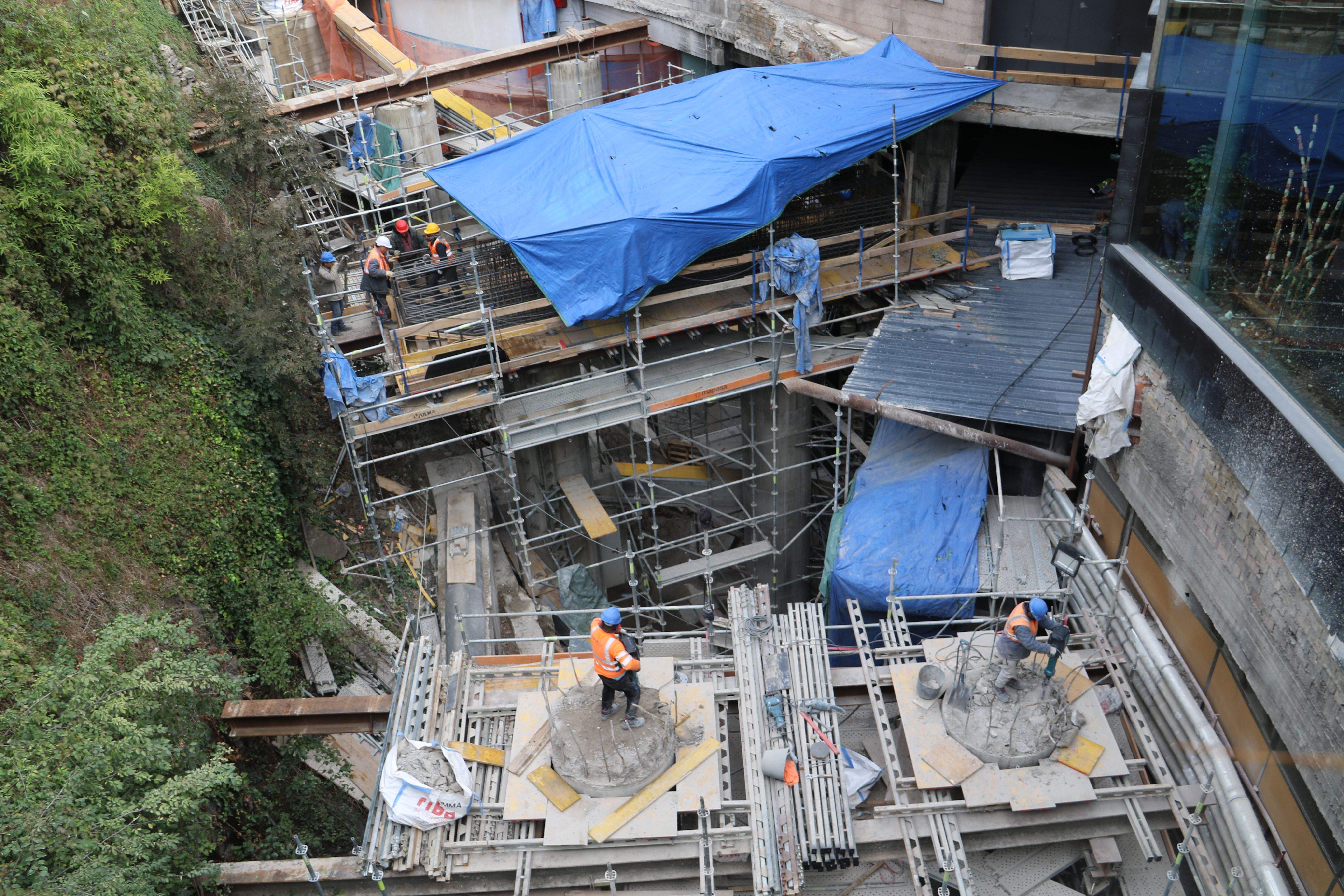 Operaris treballant en la reforma del viaducte del carrer del Doctor Vilanova.