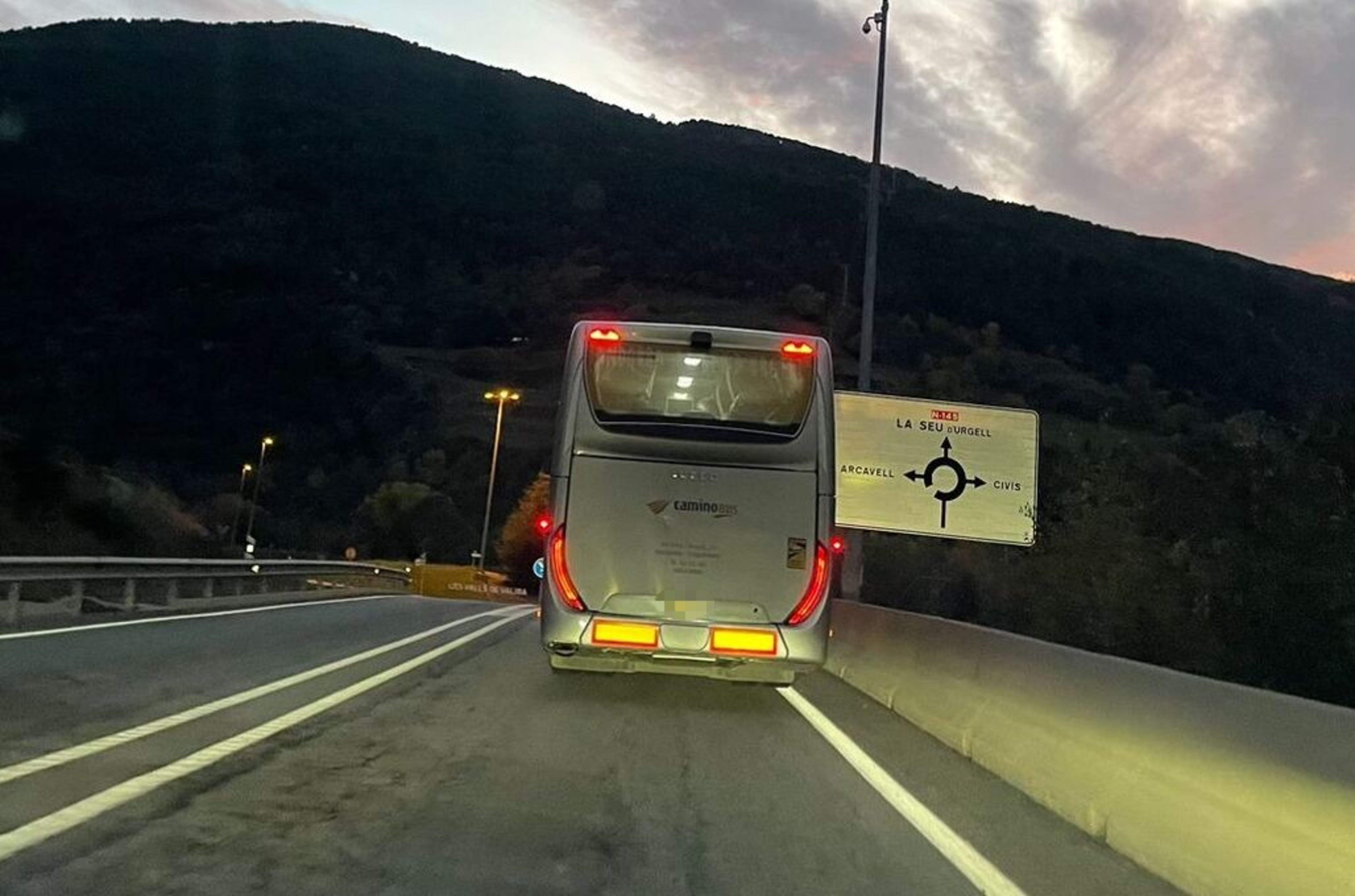 El vehicle que anava anormalment lent.