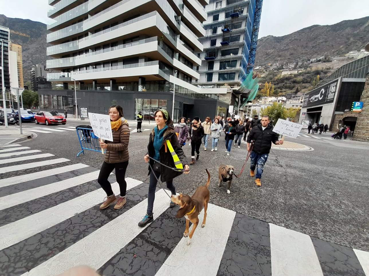 Propetaris de gossos a la 'CANinada'.