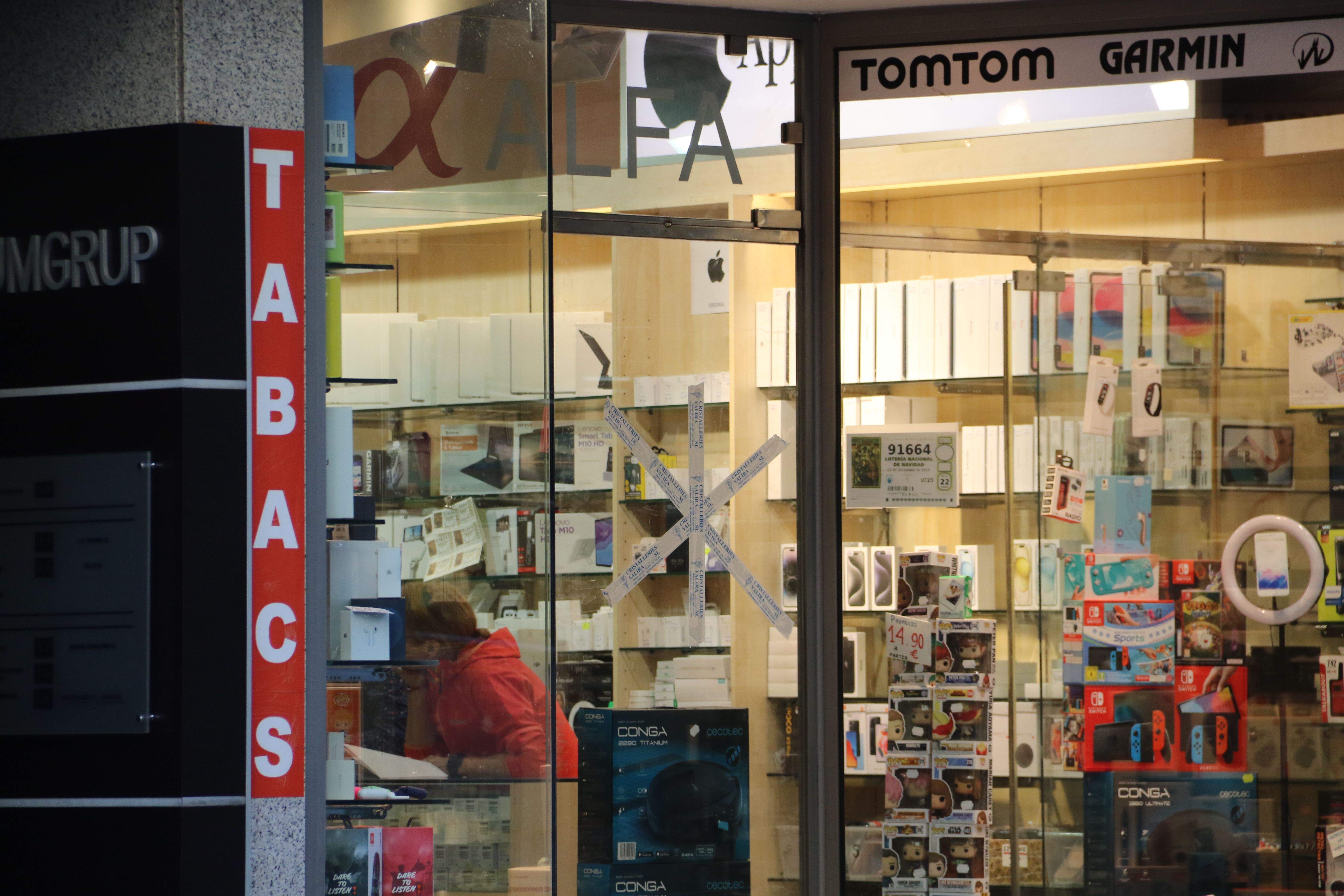 La botiga, ja amb el vidre reinstal·lat, i al fons l'estanteria d'Apple que els lladres han buidat . La botiga, ja amb el vidre reinstal·lat, i al fons l'estanteria d'Apple que els lladres han buidat .