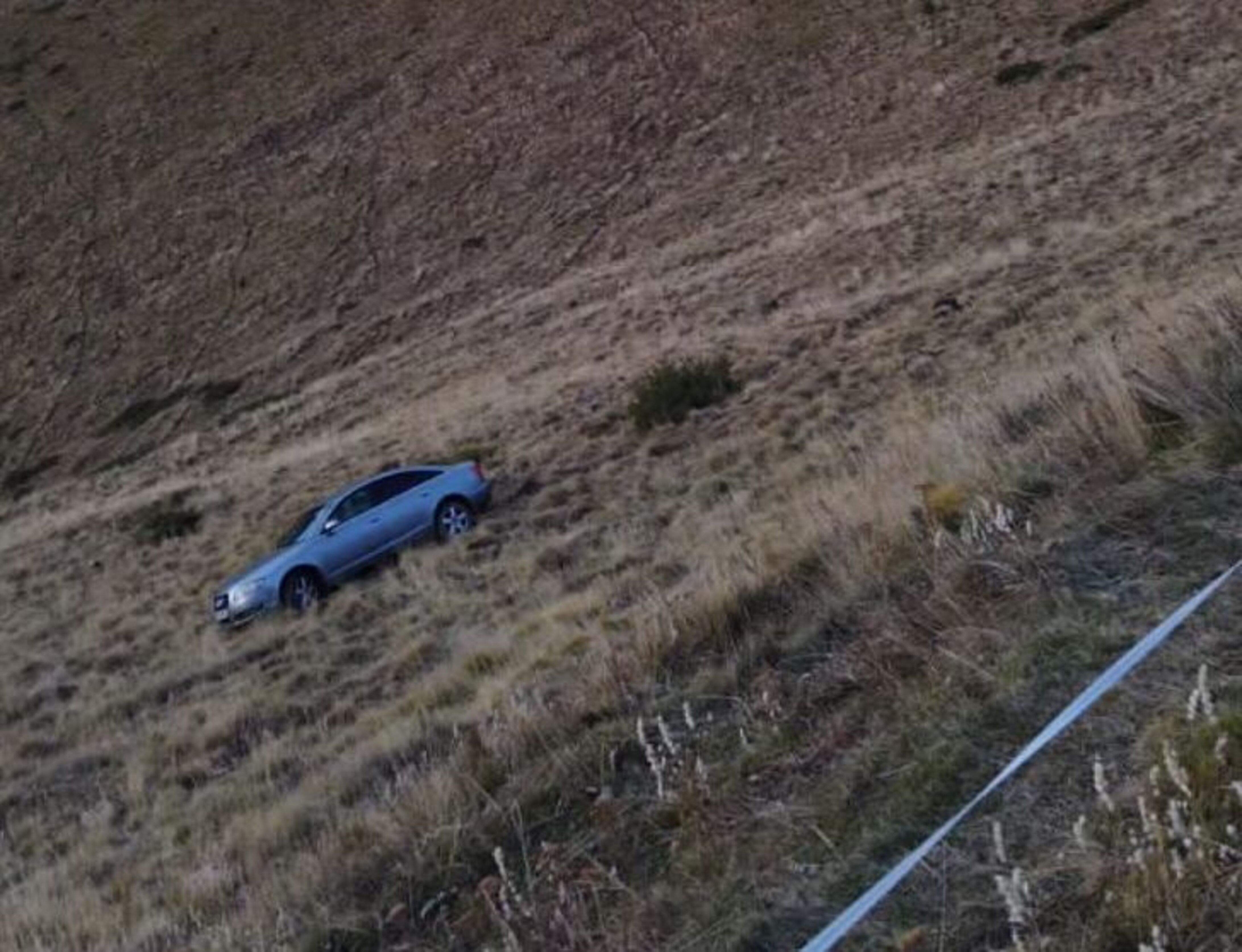 El cotxe que conduïen presumptament els lladres al lloc on ha aparegut, camí del port de Cabús.