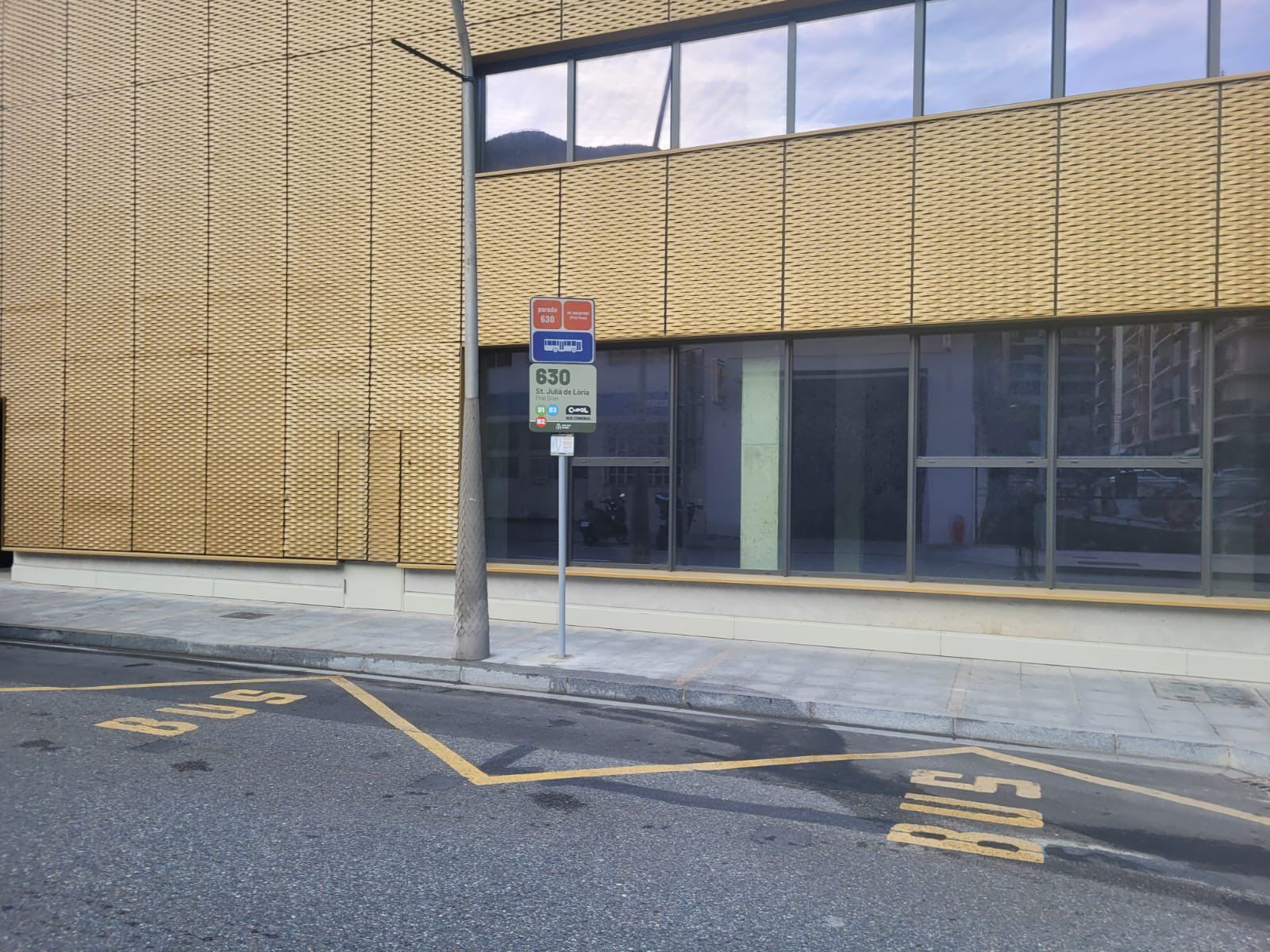 Nova parada bus comunal a l'avinguda Rocafort.