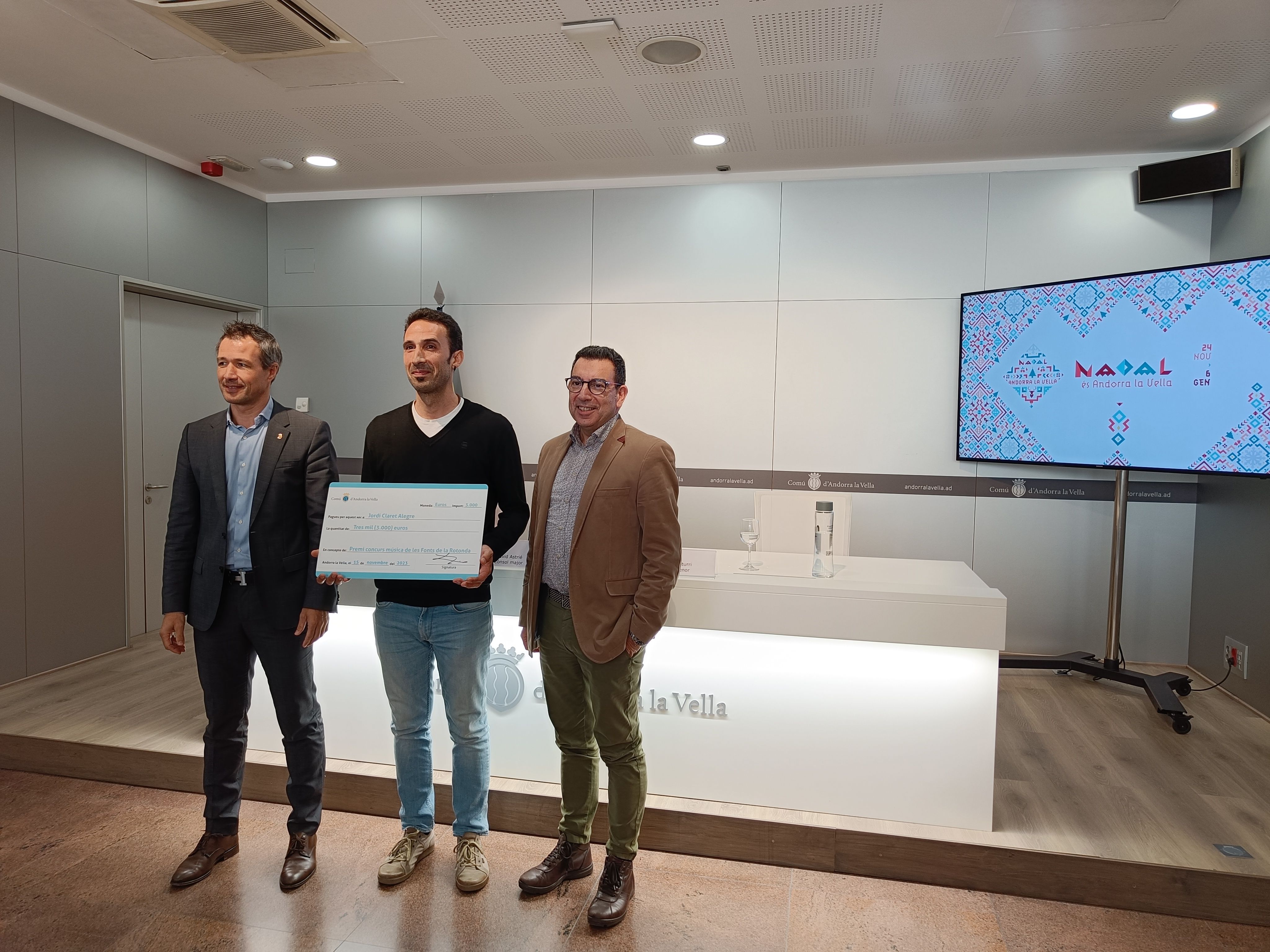 Claret, amb els cònsols de la capital, en el moment de recollir el premi.