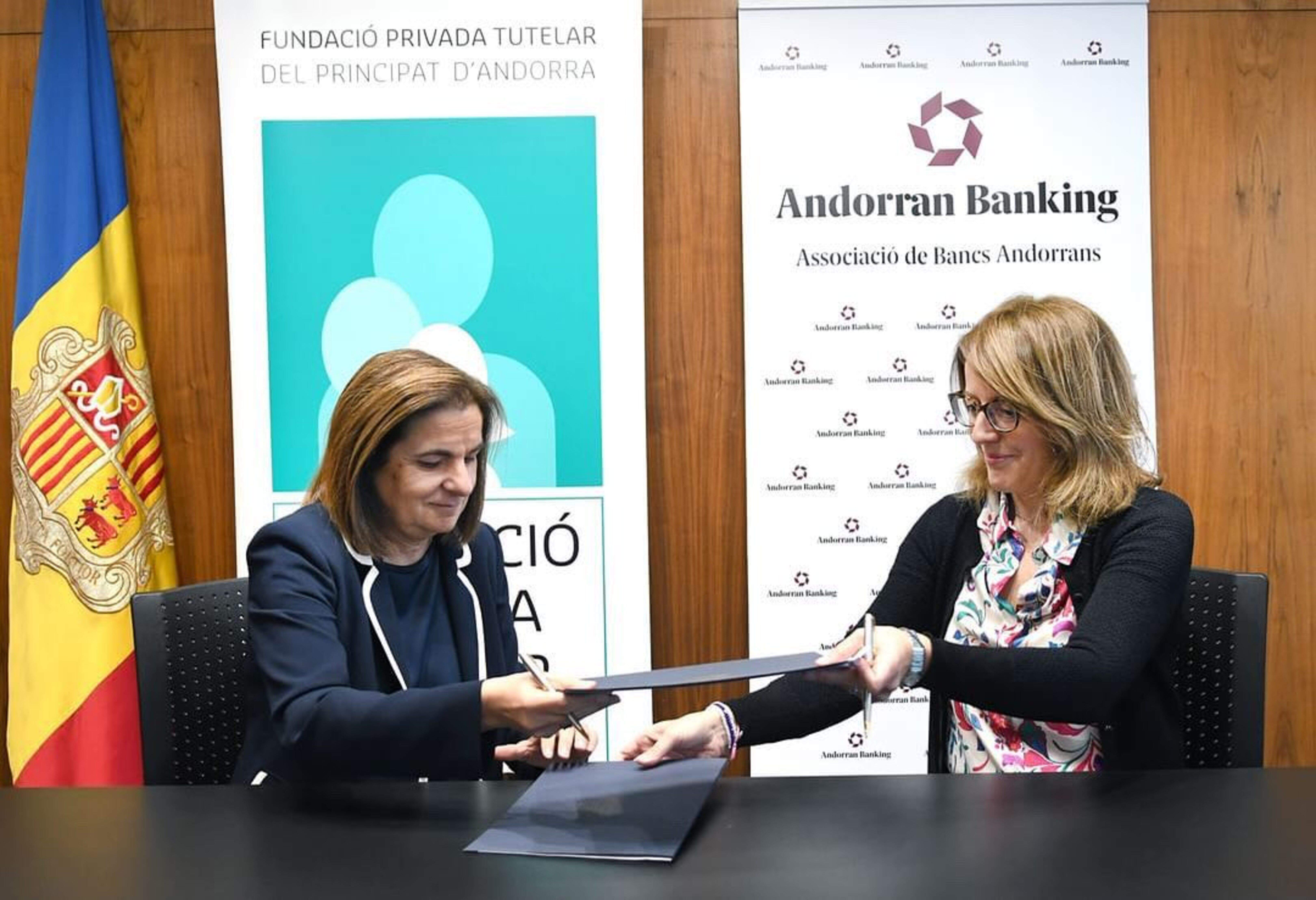 Trini Marín i Esther Puigcercós durant la firma del conveni.