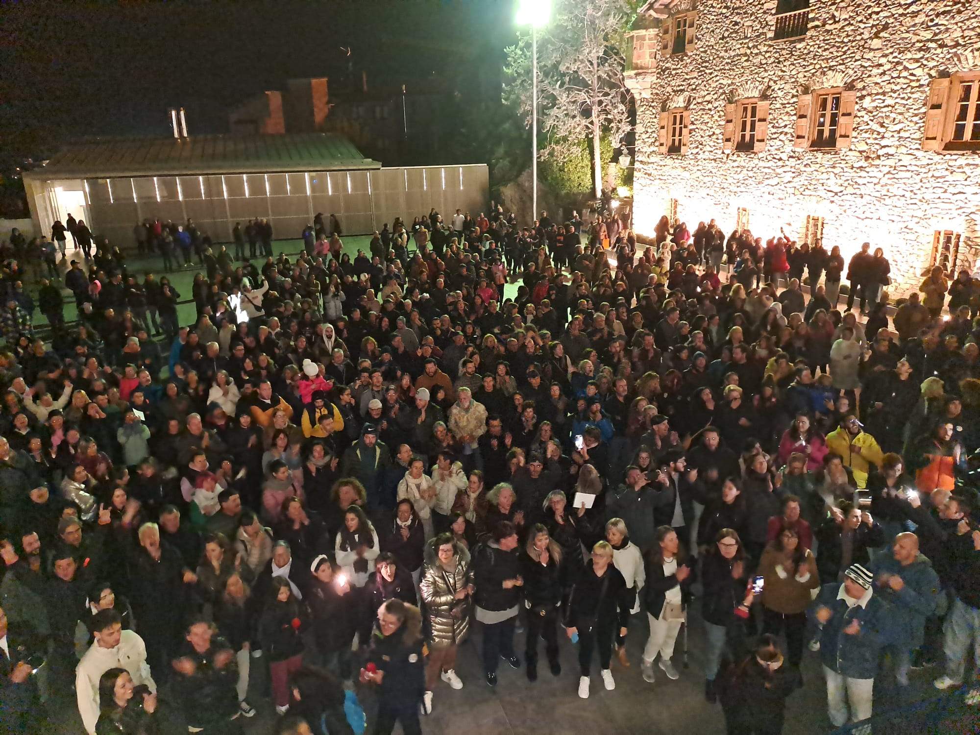 LA PLAÇA ESTÀ PRÀCTICAMENT PLENA.