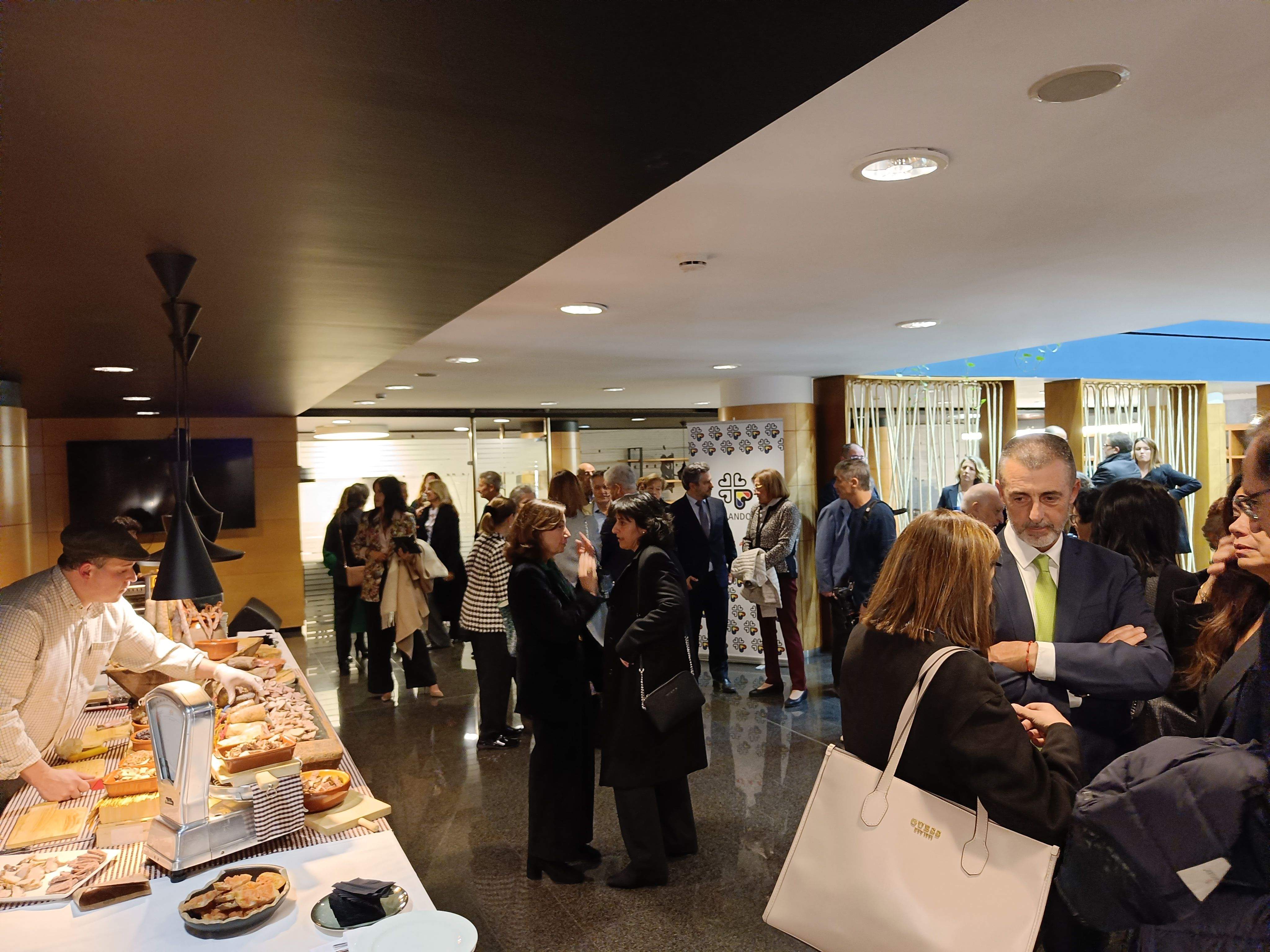 Assistents al sopar solidari de Càritas durant l'aperitiu previ.