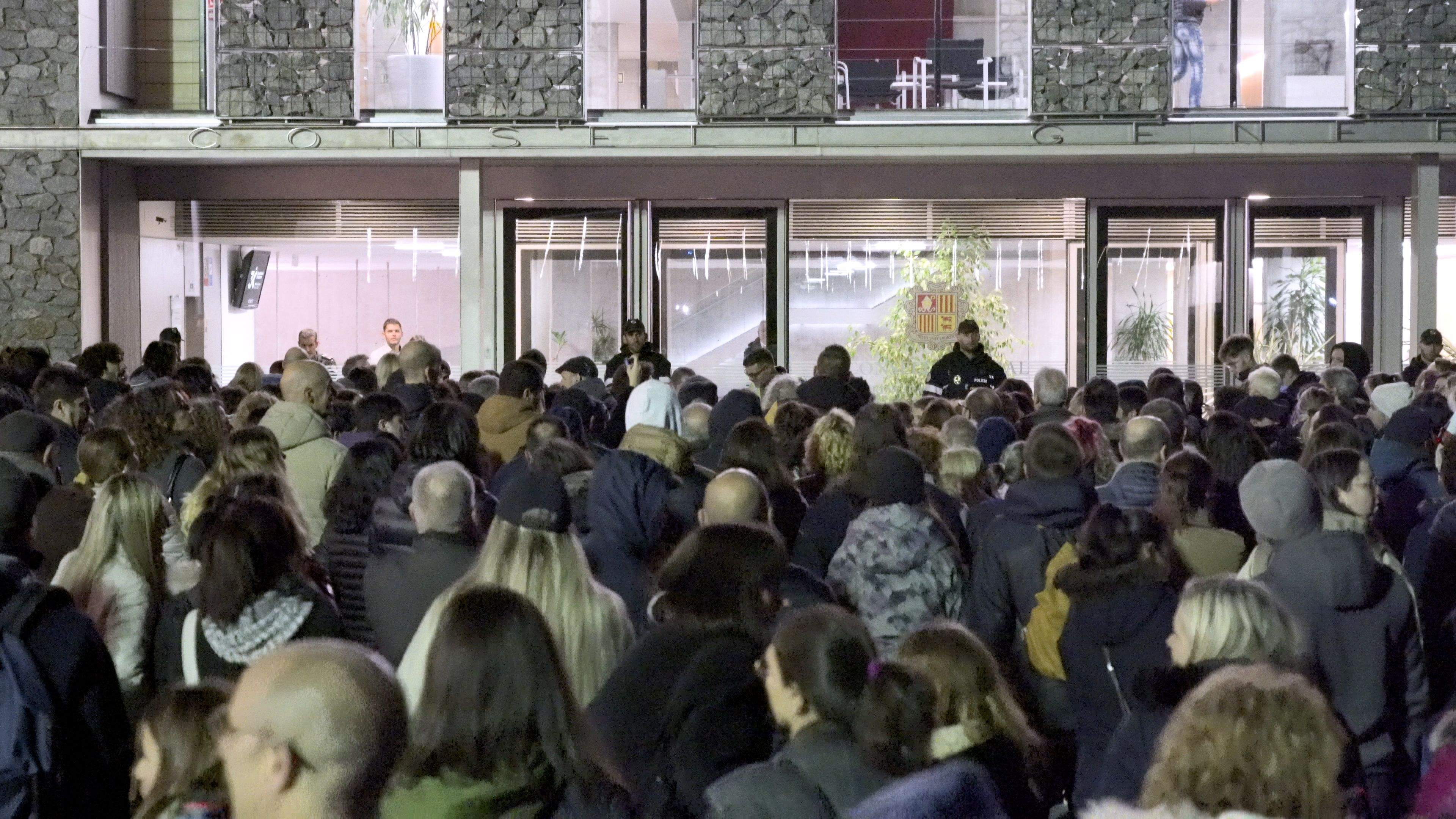 Manifestants a la plaça del Consell General.