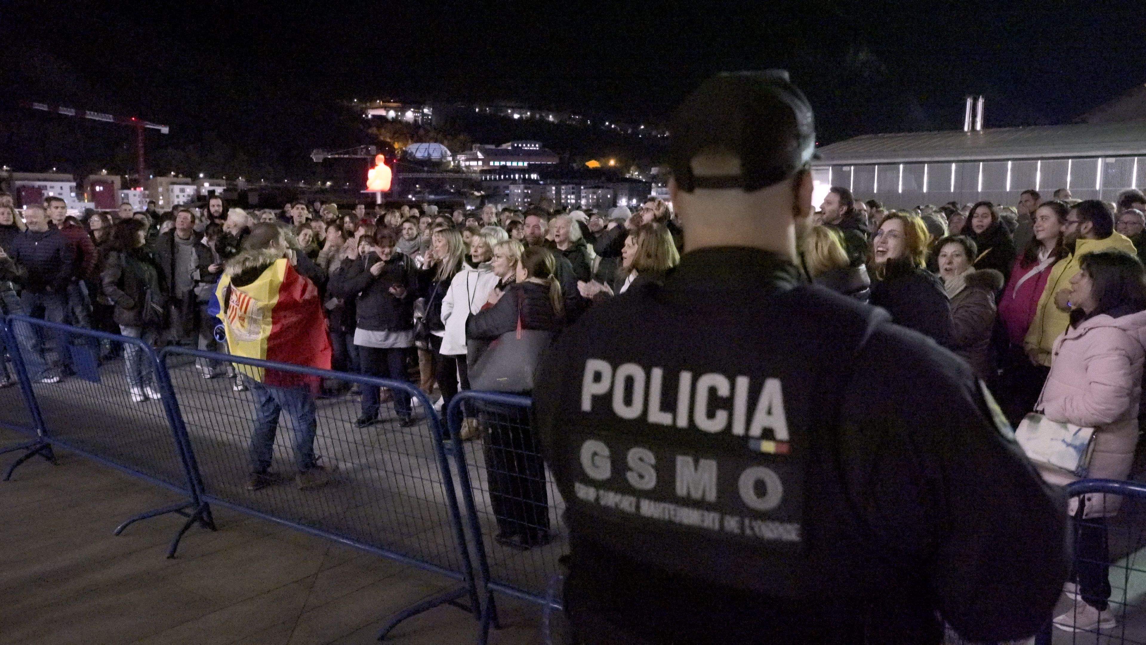 El cordó policial per tal d'evitar que els manifestants accedissin a l'hemicicle.