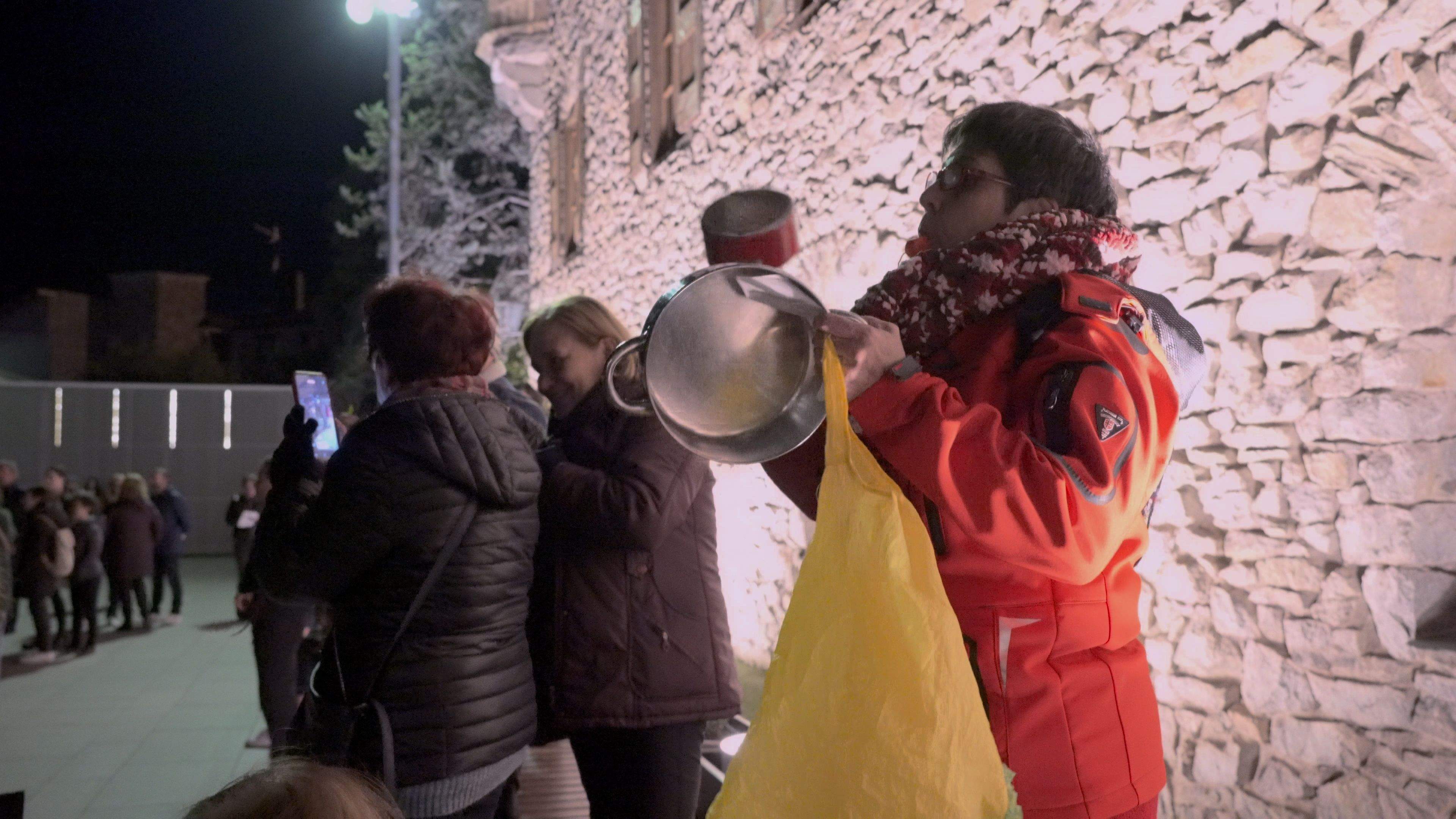 Manifestants fent soroll amb cassoles.