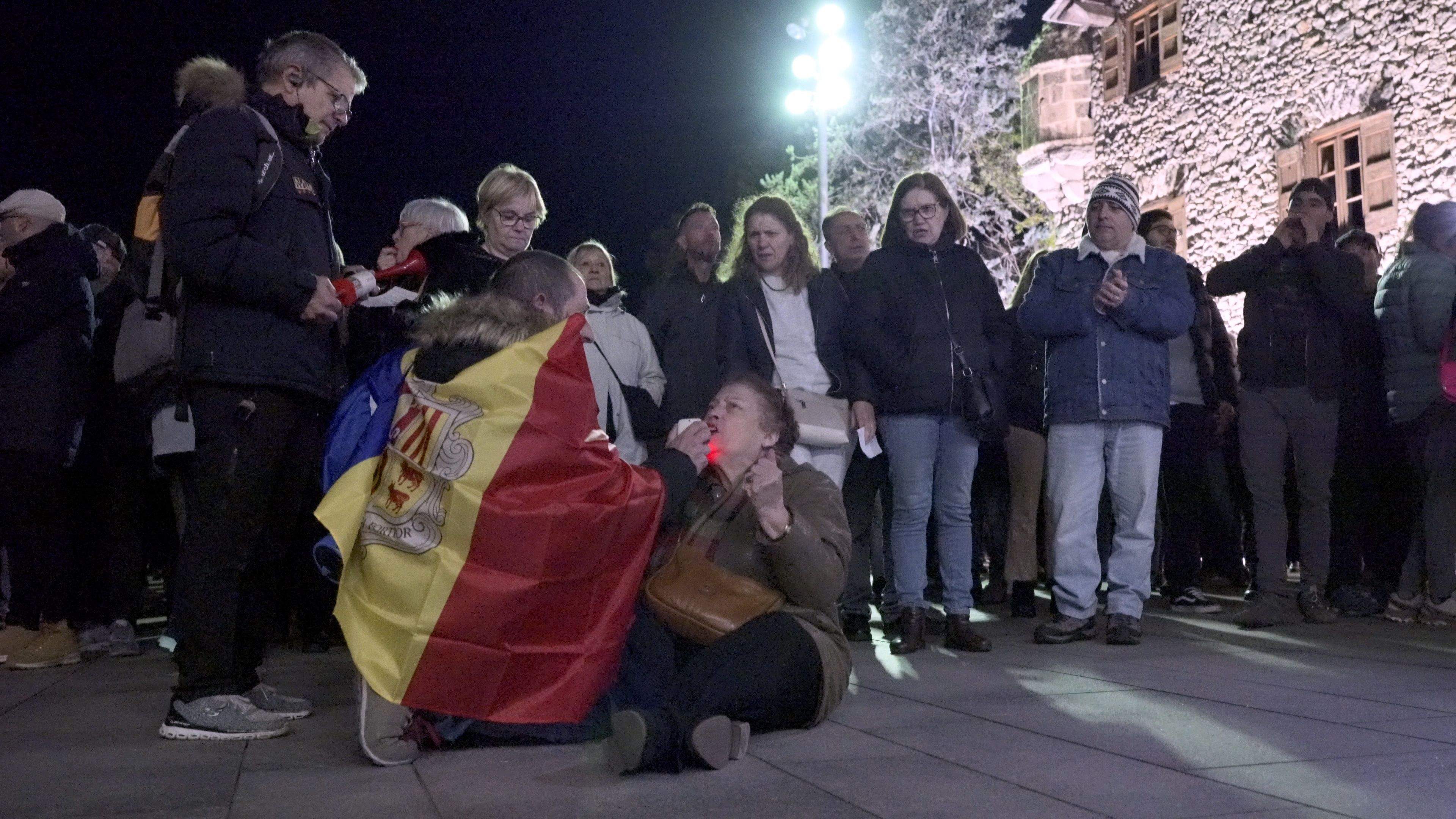 Una manifestant protestant des de terra.