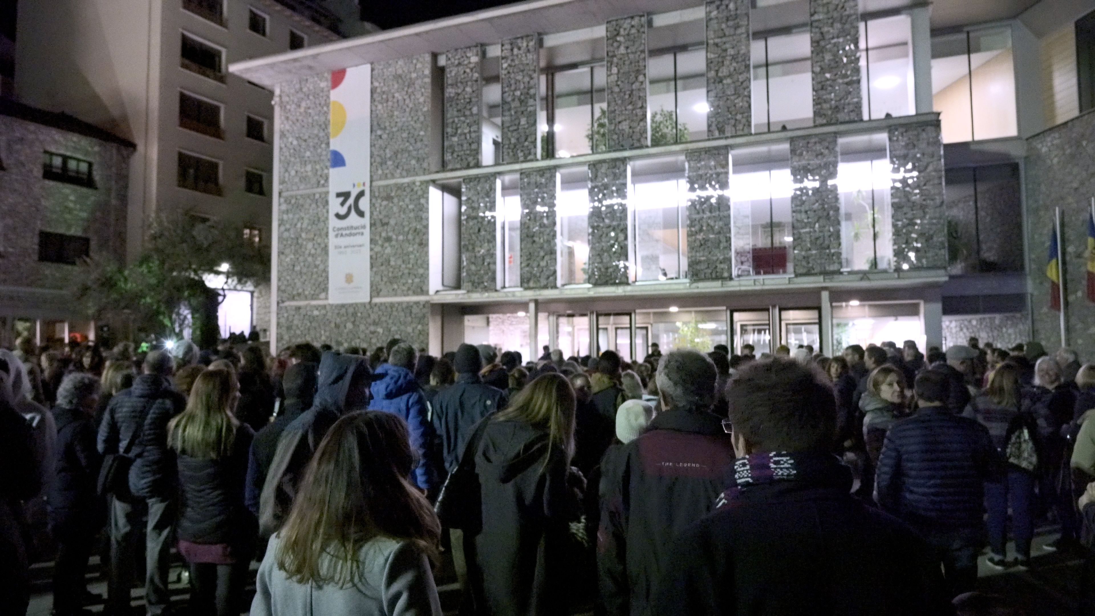 Un moment de la concentració davant el Consell General.