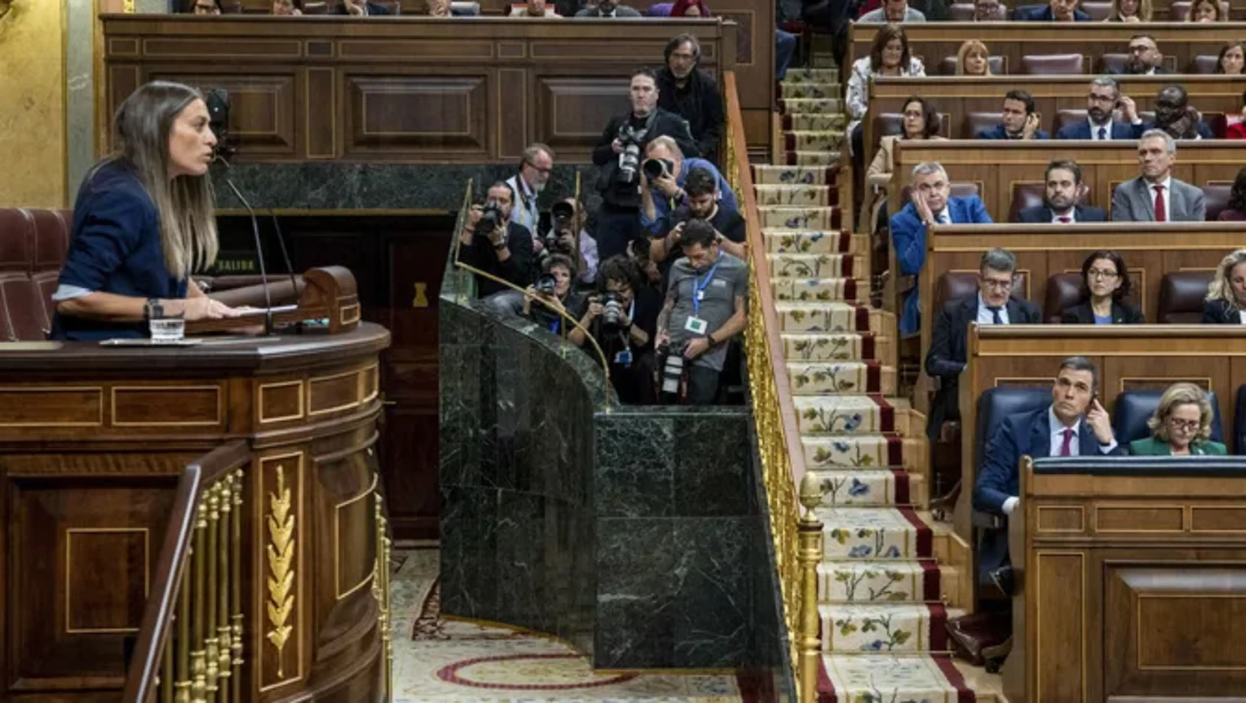 Míriam Nogueras, de Junts i impulsora de la comissió, dirigint-se al Congrés des de l'atri.