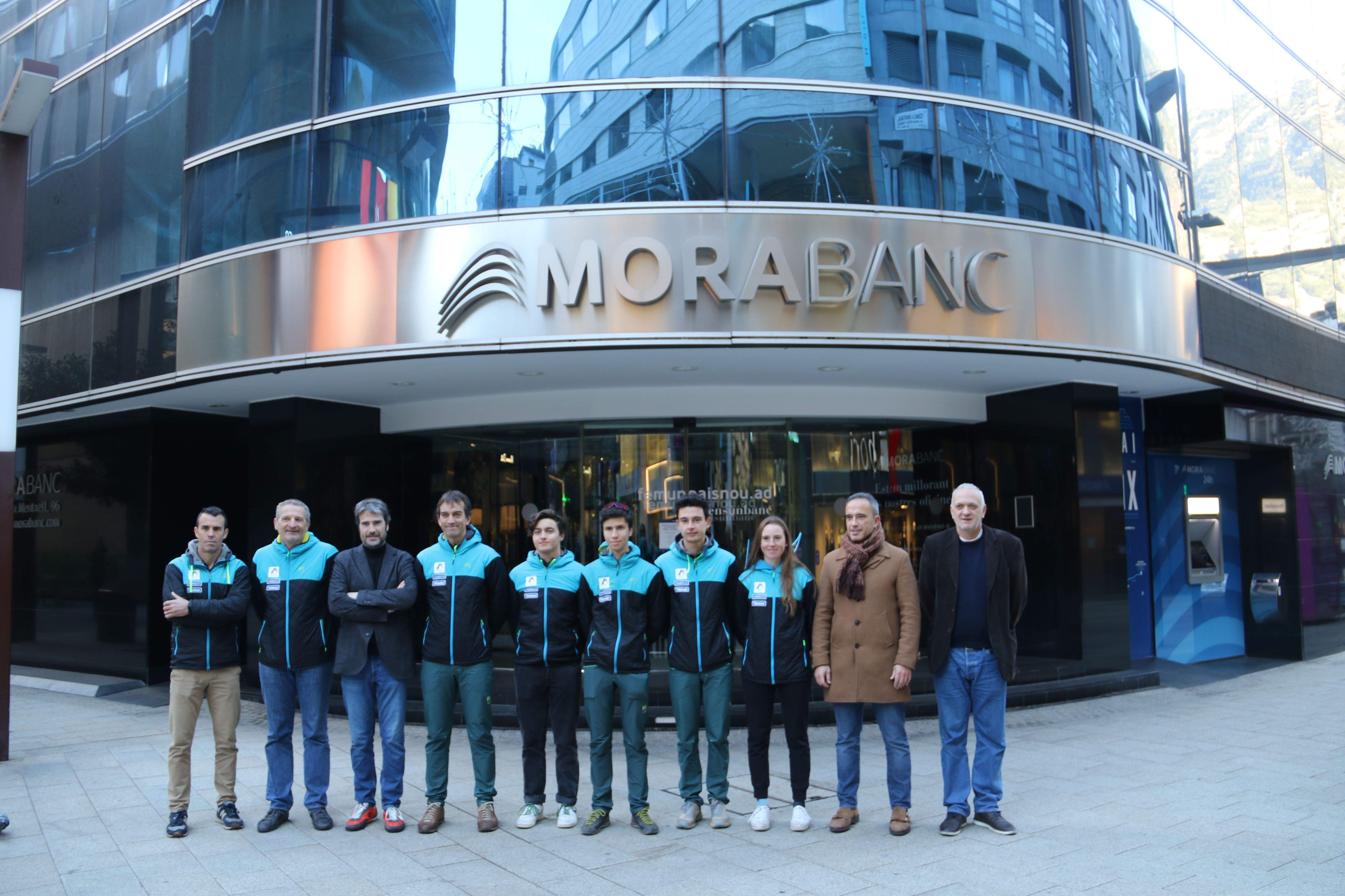 Quatre dels corredors amb tènics, representants institucionals i de patrocini davant la seu de MoraBanc.