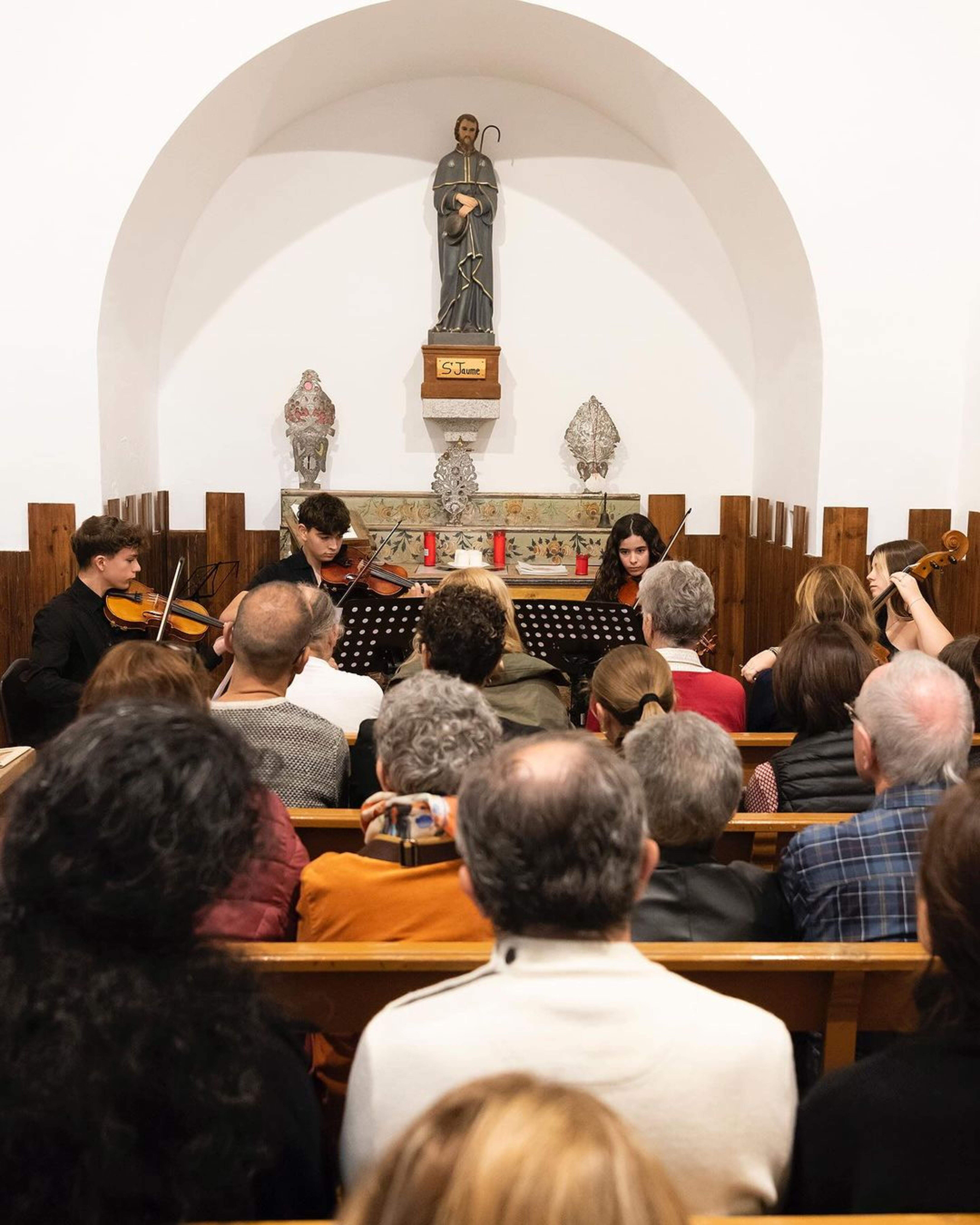 El Quartet Quatre Estacions en ple concert a l'església de Sant Jaume de Ransol.