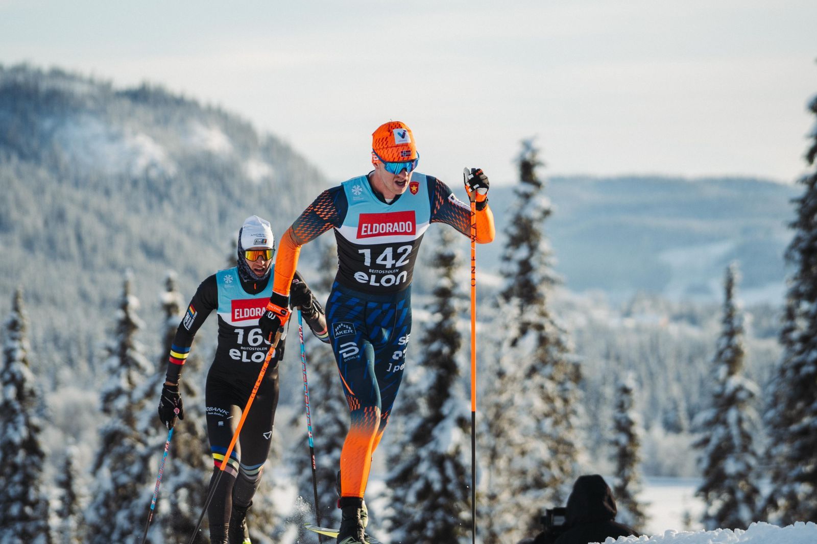Irineu Esteve darrere del noruec Petter Stakston.