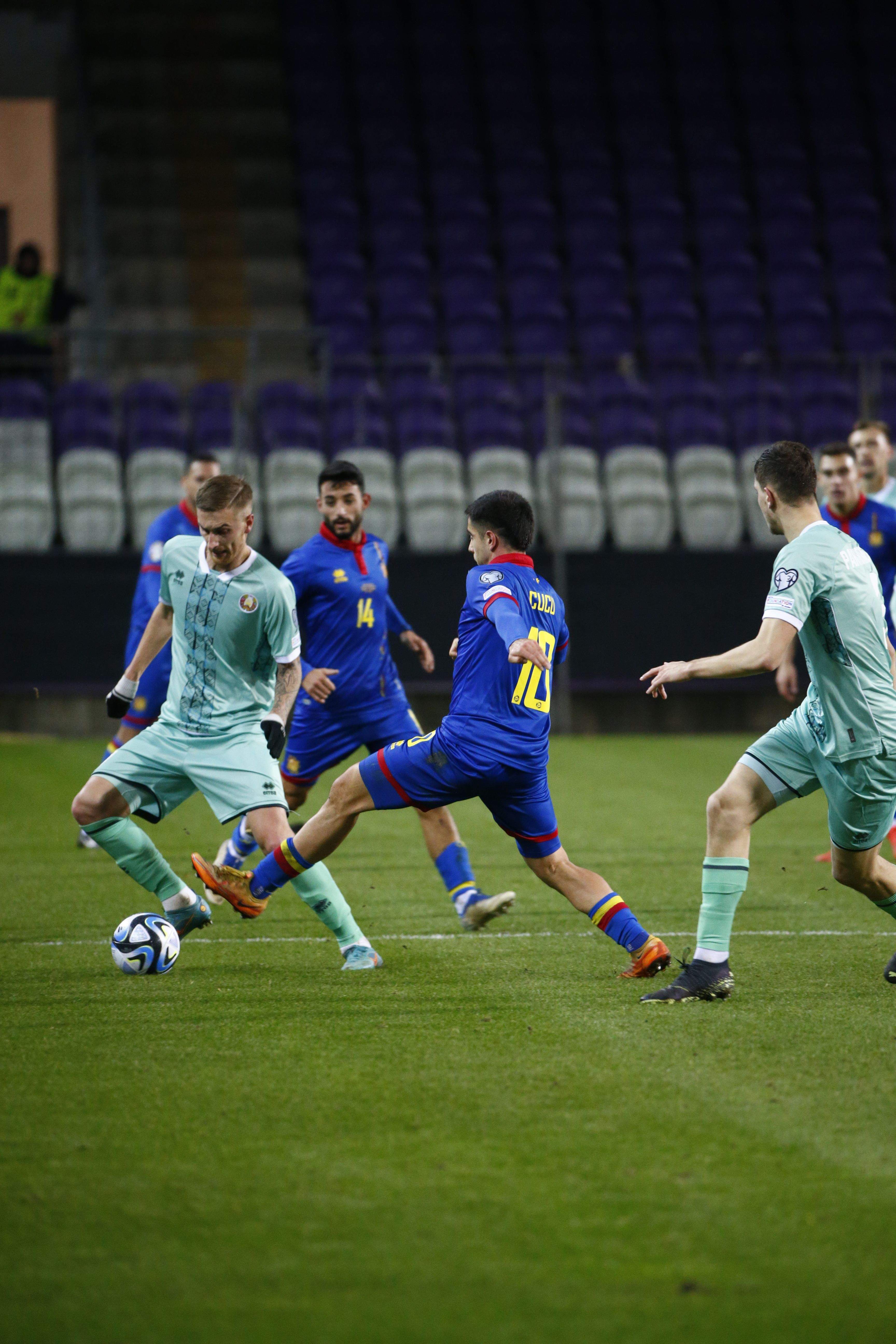 Jugada al mig del camp de Bielorússia. Jugada al mig del camp de Bielorússia.