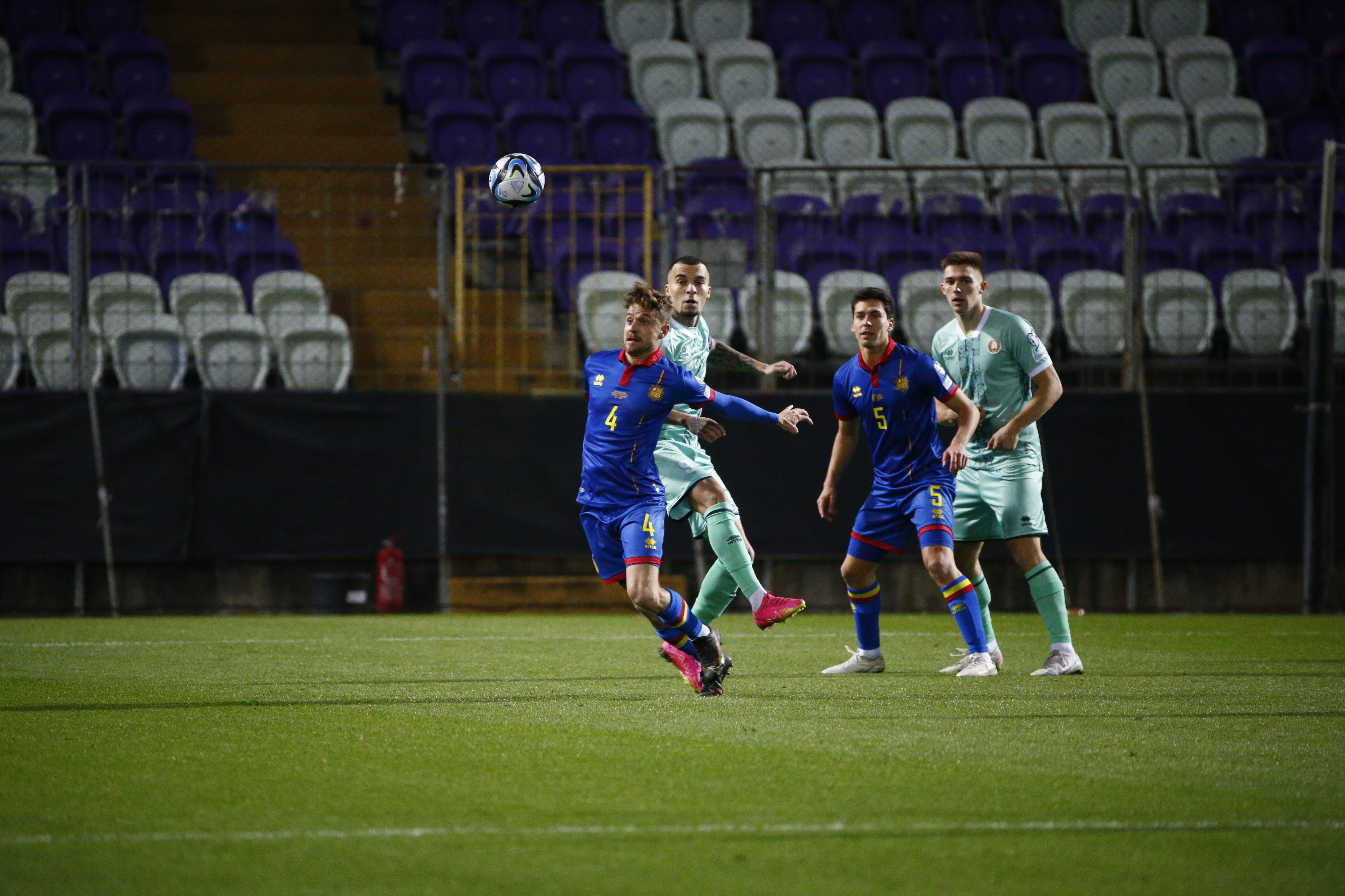 Marc Rebés mira controlar la pilota per poder avançar.