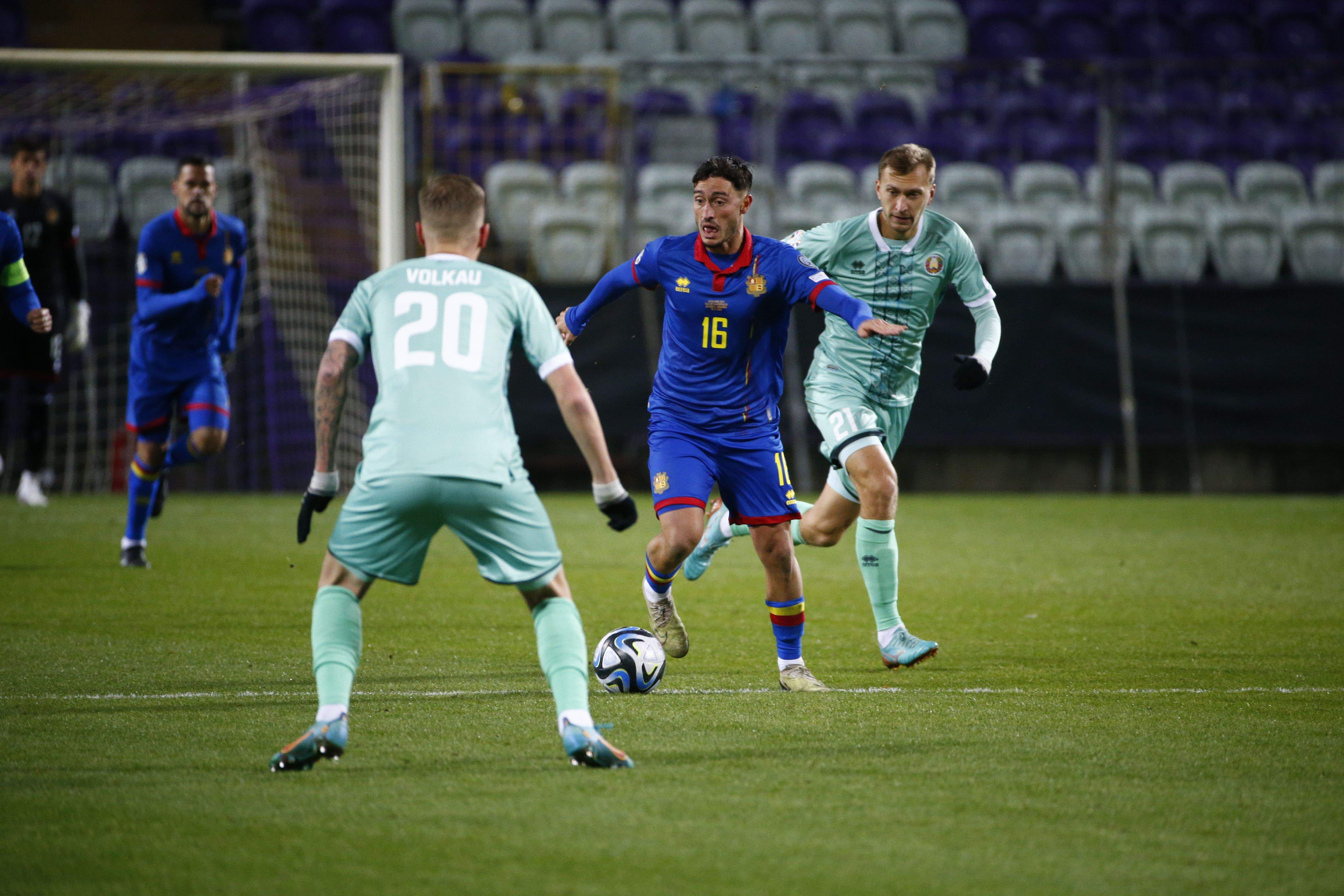 Àlex Martínez avança amb la pilota controlada. Àlex Martínez avança amb la pilota controlada.
