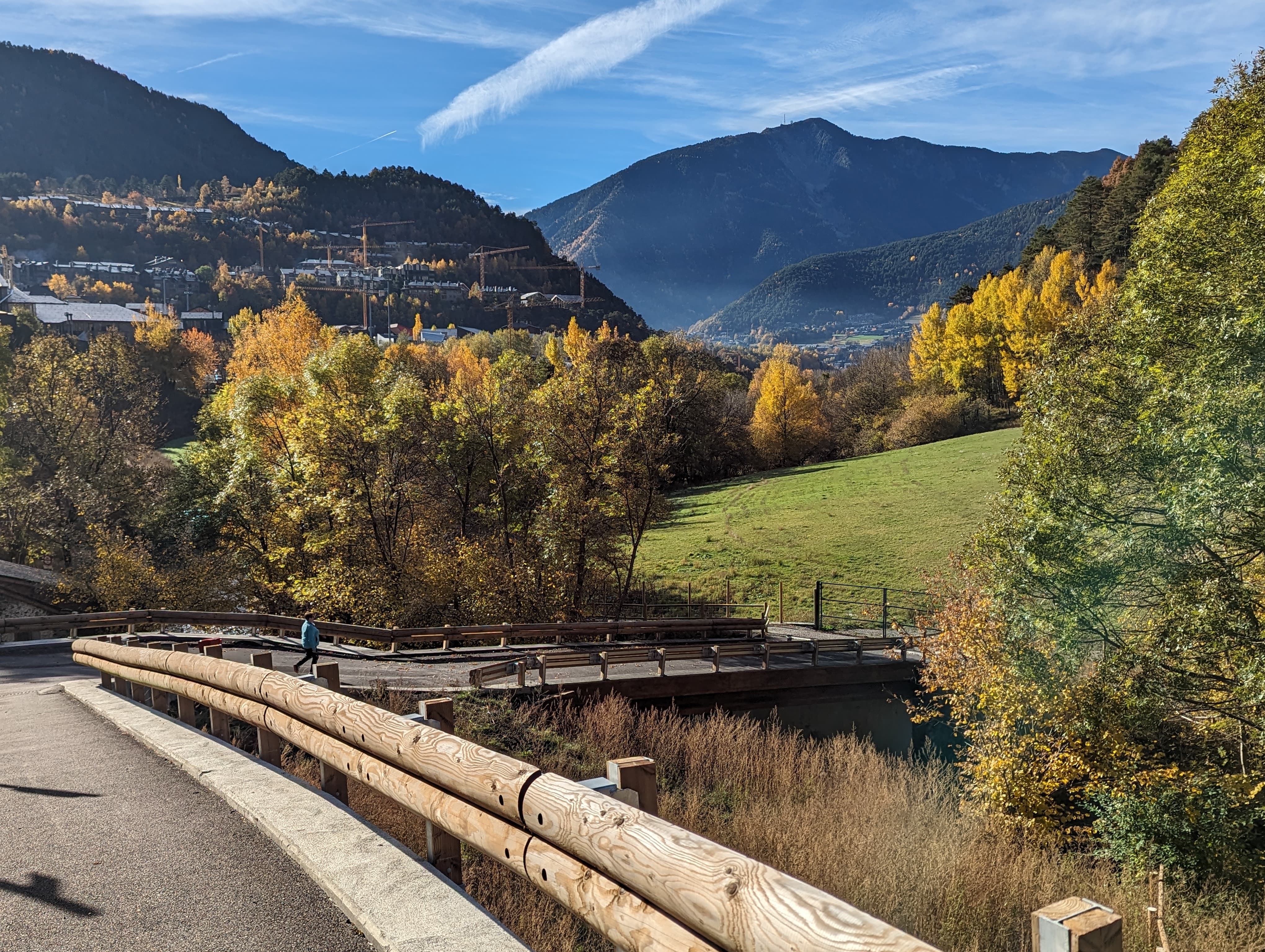 El pont d'accés al Prat de la Farga s'ha refet, però res més. El pont d'accés al Prat de la Farga s'ha refet, però res més.